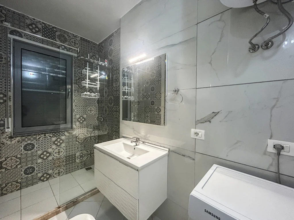 Letecky do Albánie: moderní 4* apartmán přímo u moře, letovisko Golem, výlety