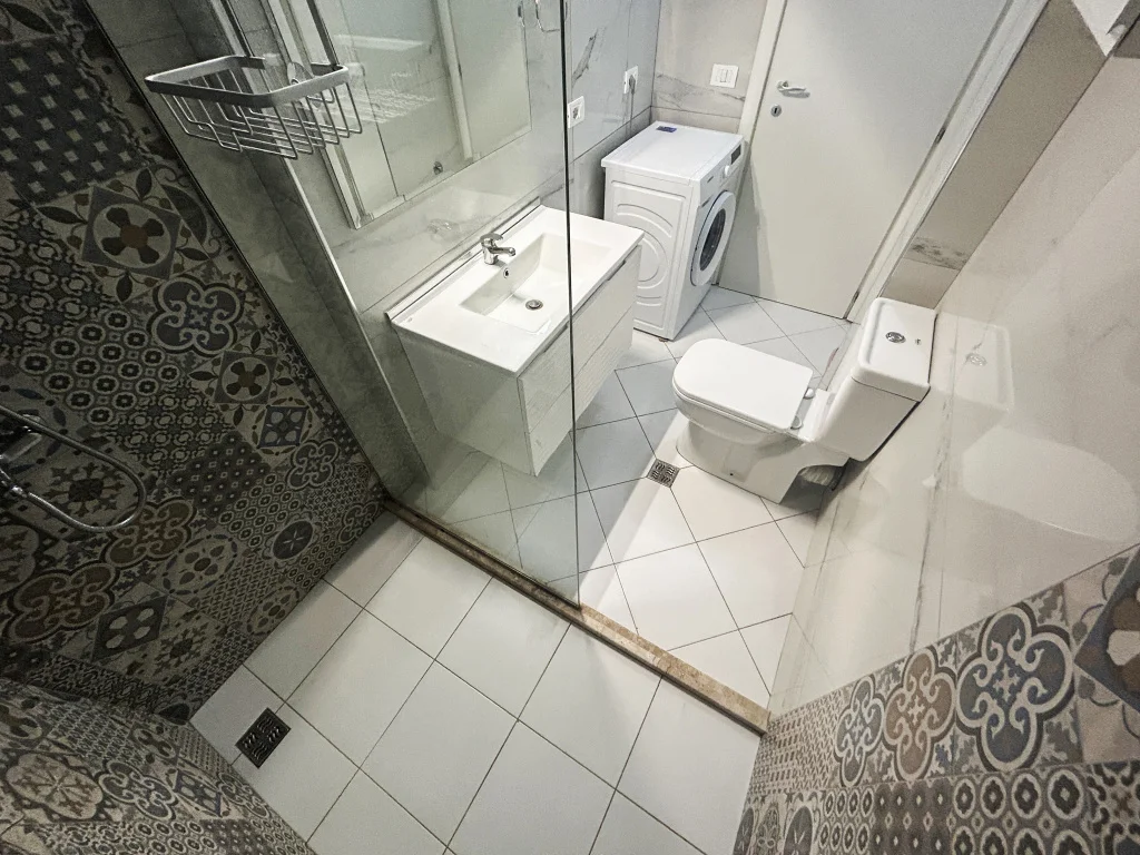 Letecky do Albánie: moderní 4* apartmán přímo u moře, letovisko Golem, výlety