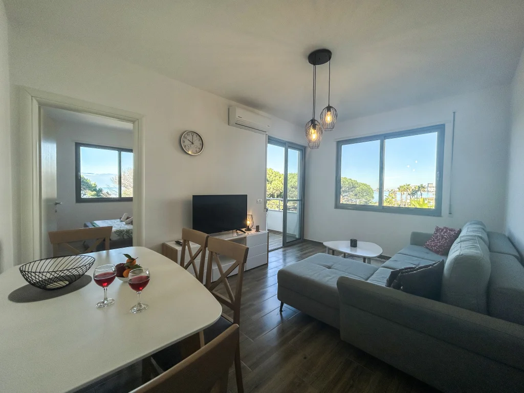 Letecky do Albánie: moderní 4* apartmán přímo u moře, letovisko Golem, výlety