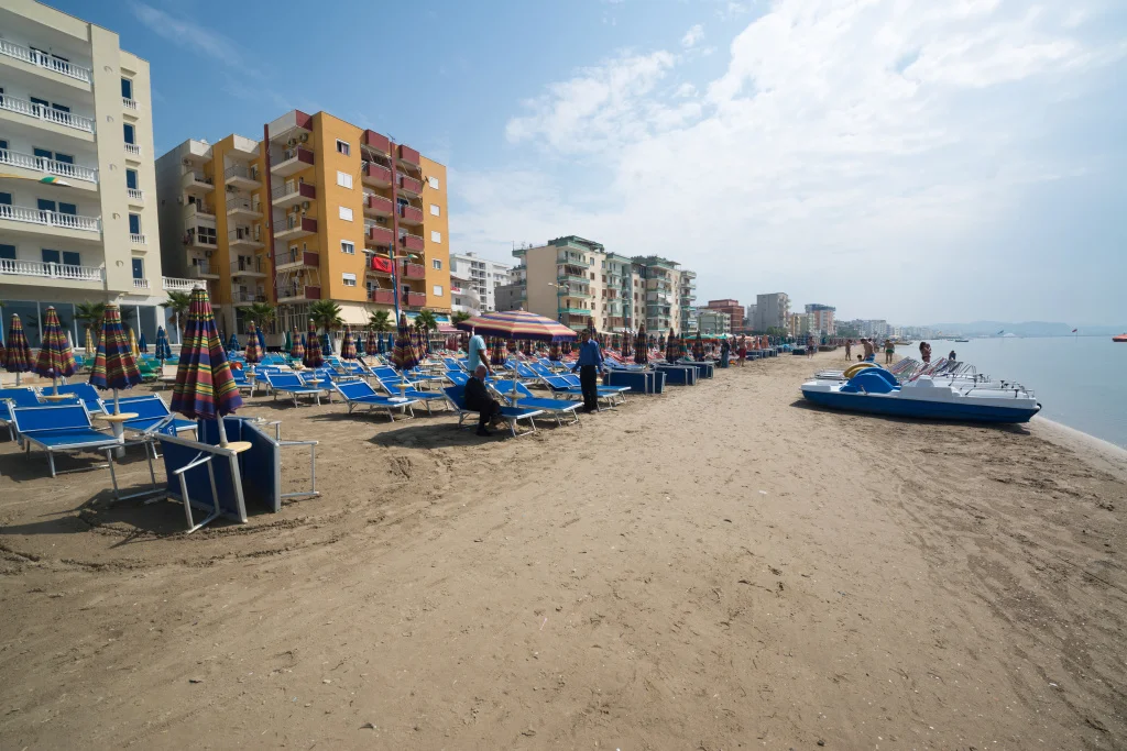 Letecky do Albánie: moderní 4* apartmán přímo u moře, letovisko Golem, výlety