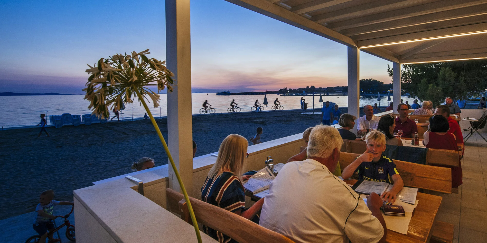 Prázdninový areál v Chorvatsku: studio či apartmán až pro 5 os., pláž a bazénový komplex