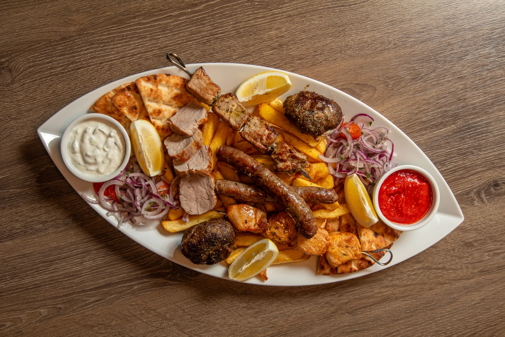 Řecké menu pro 2 osoby: pita, tzatziki, souvlaki, panenka i karbanátky, baklava a lahev vína