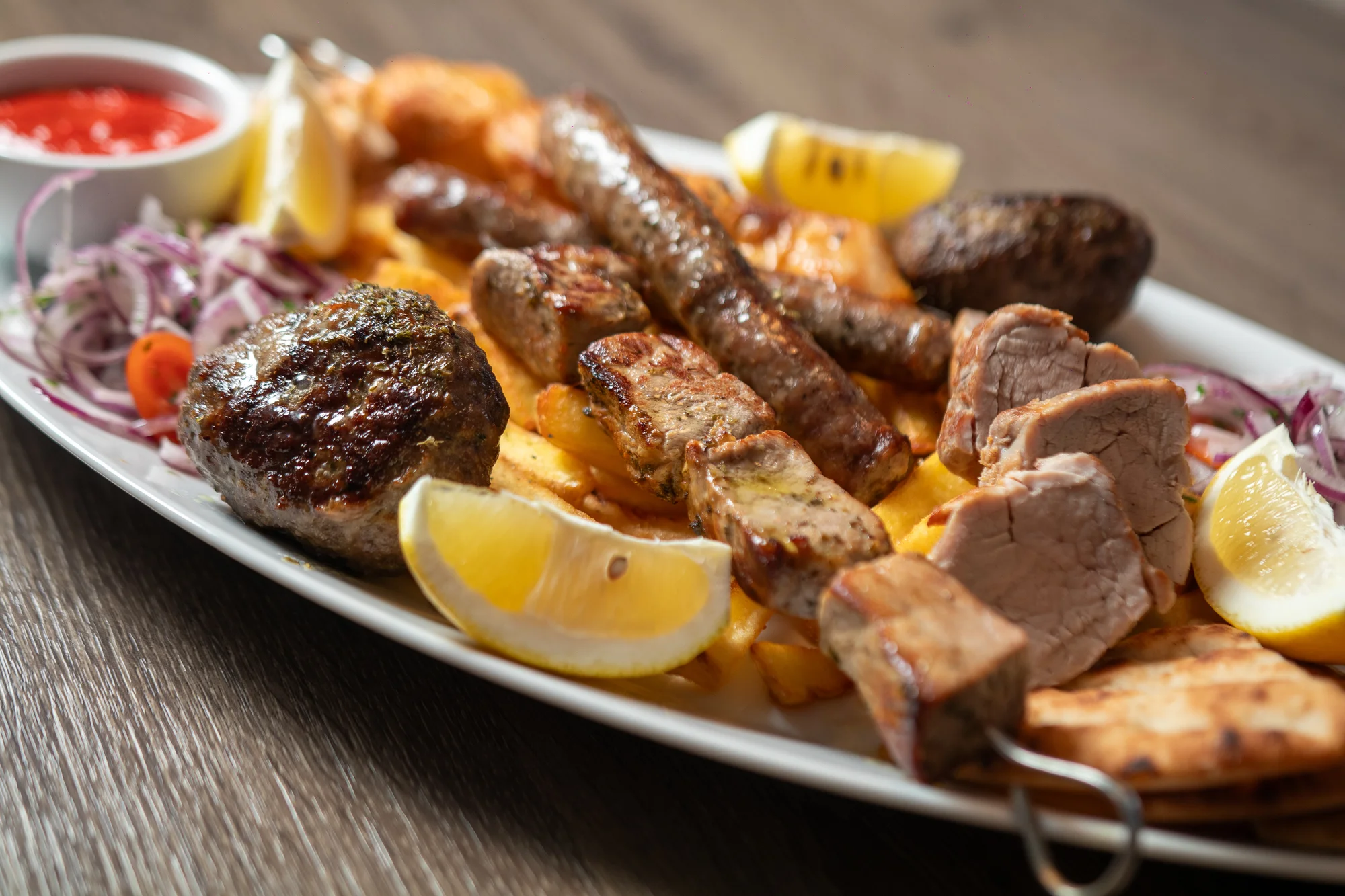 Řecké menu pro 2 osoby: pita, tzatziki, souvlaki, panenka i karbanátky, baklava a lahev vína