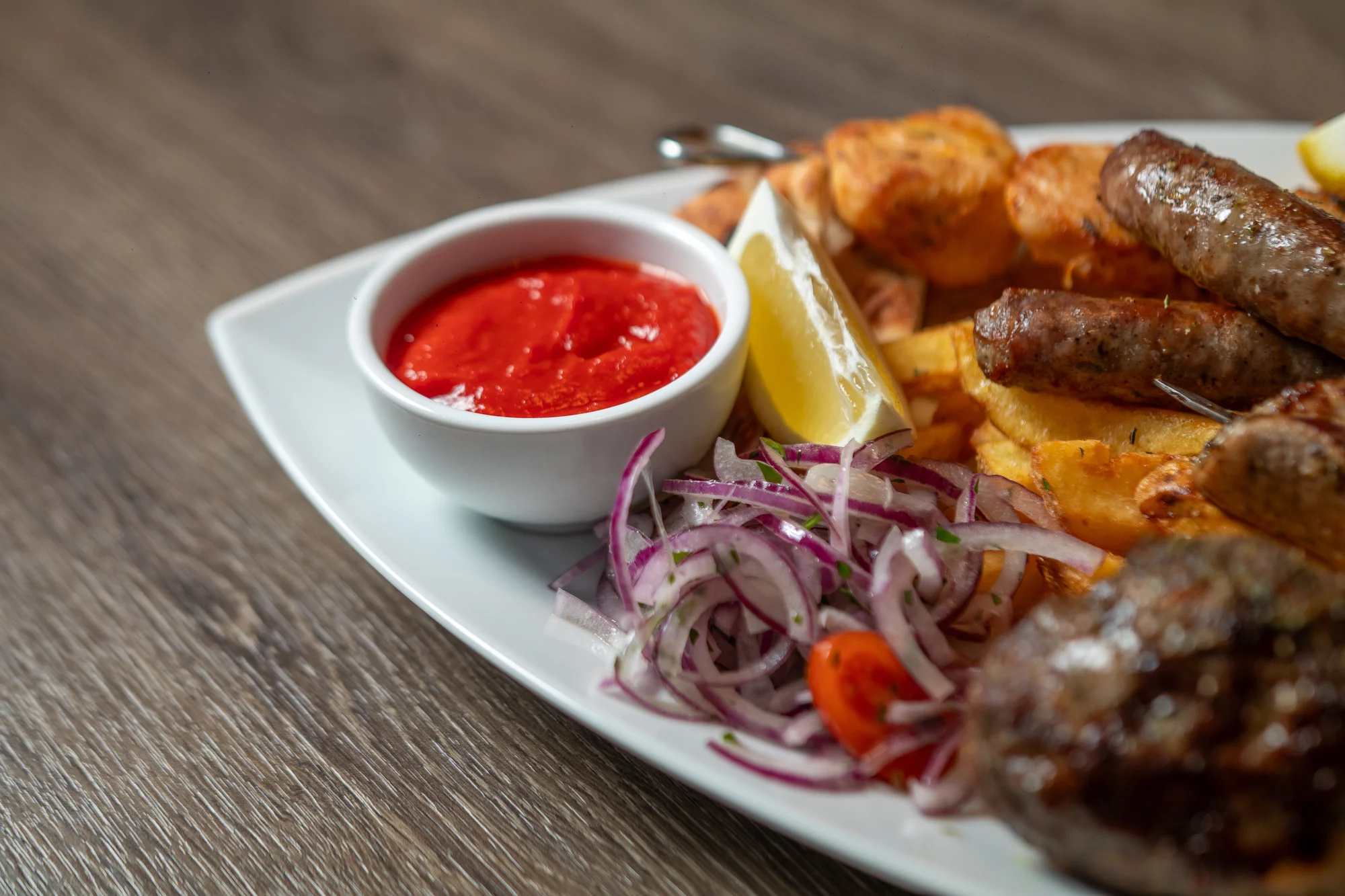 Řecké menu pro 2 osoby: pita, tzatziki, souvlaki, panenka i karbanátky, baklava a lahev vína