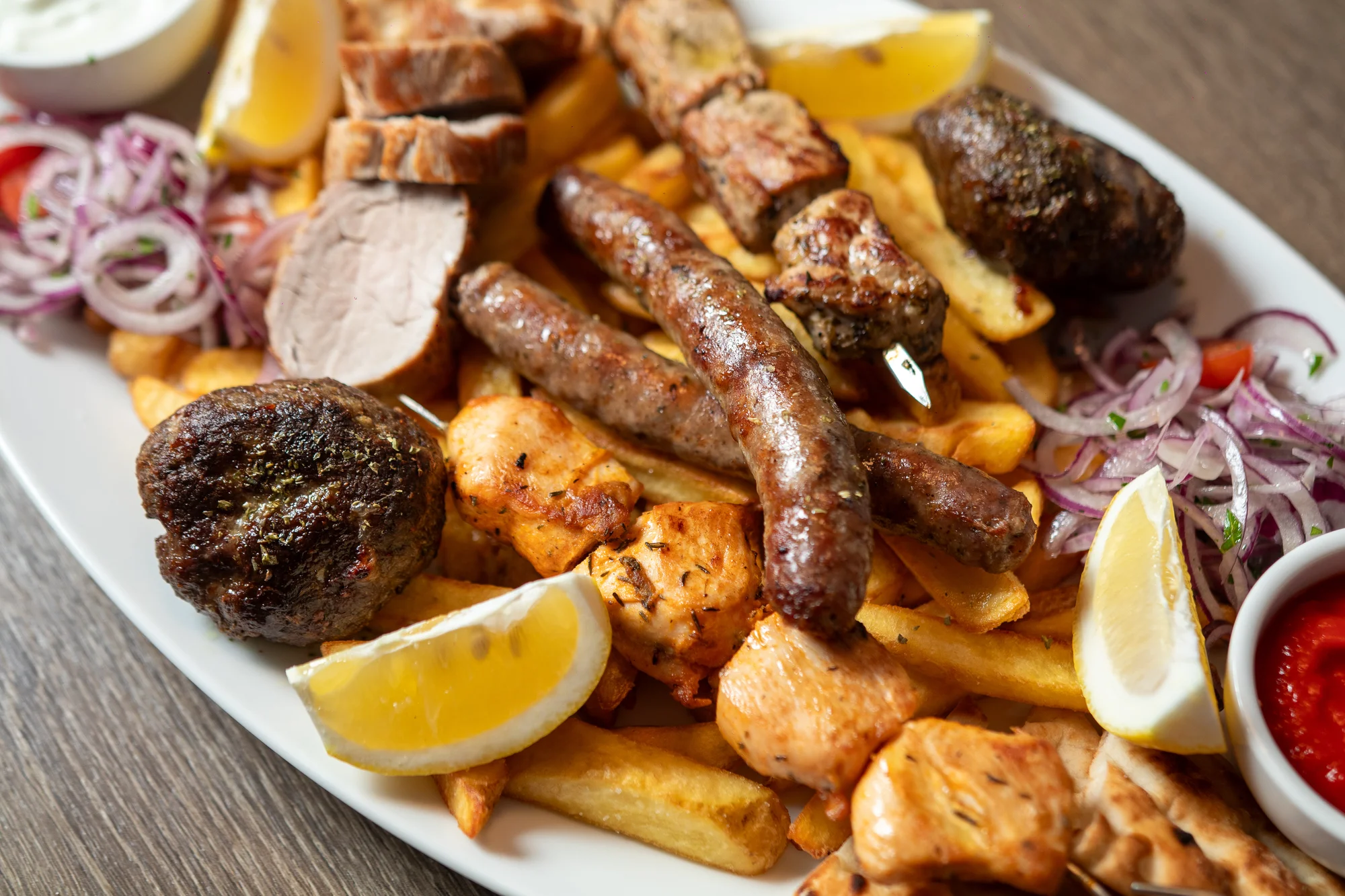 Řecké menu pro 2 osoby: pita, tzatziki, souvlaki, panenka i karbanátky, baklava a lahev vína