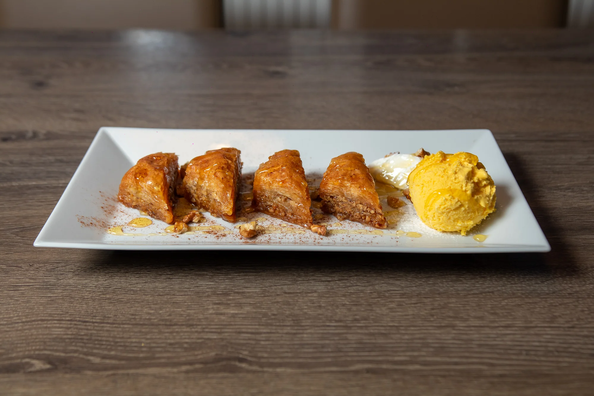 Řecké menu pro 2 osoby: pita, tzatziki, souvlaki, panenka i karbanátky, baklava a lahev vína