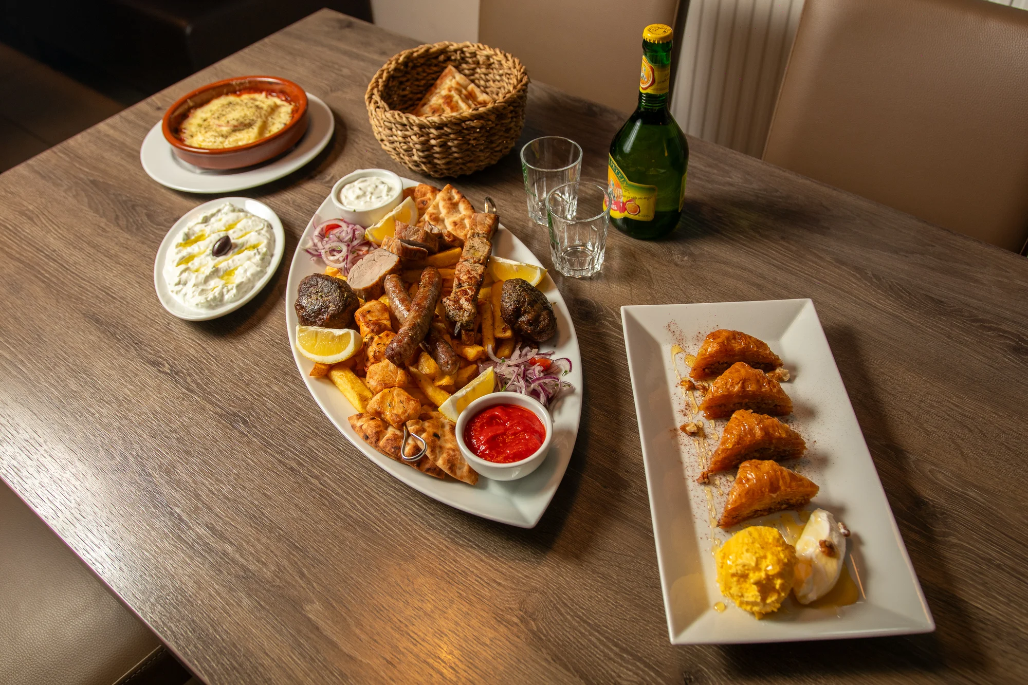 Řecké menu pro 2 osoby: pita, tzatziki, souvlaki, panenka i karbanátky, baklava a lahev vína