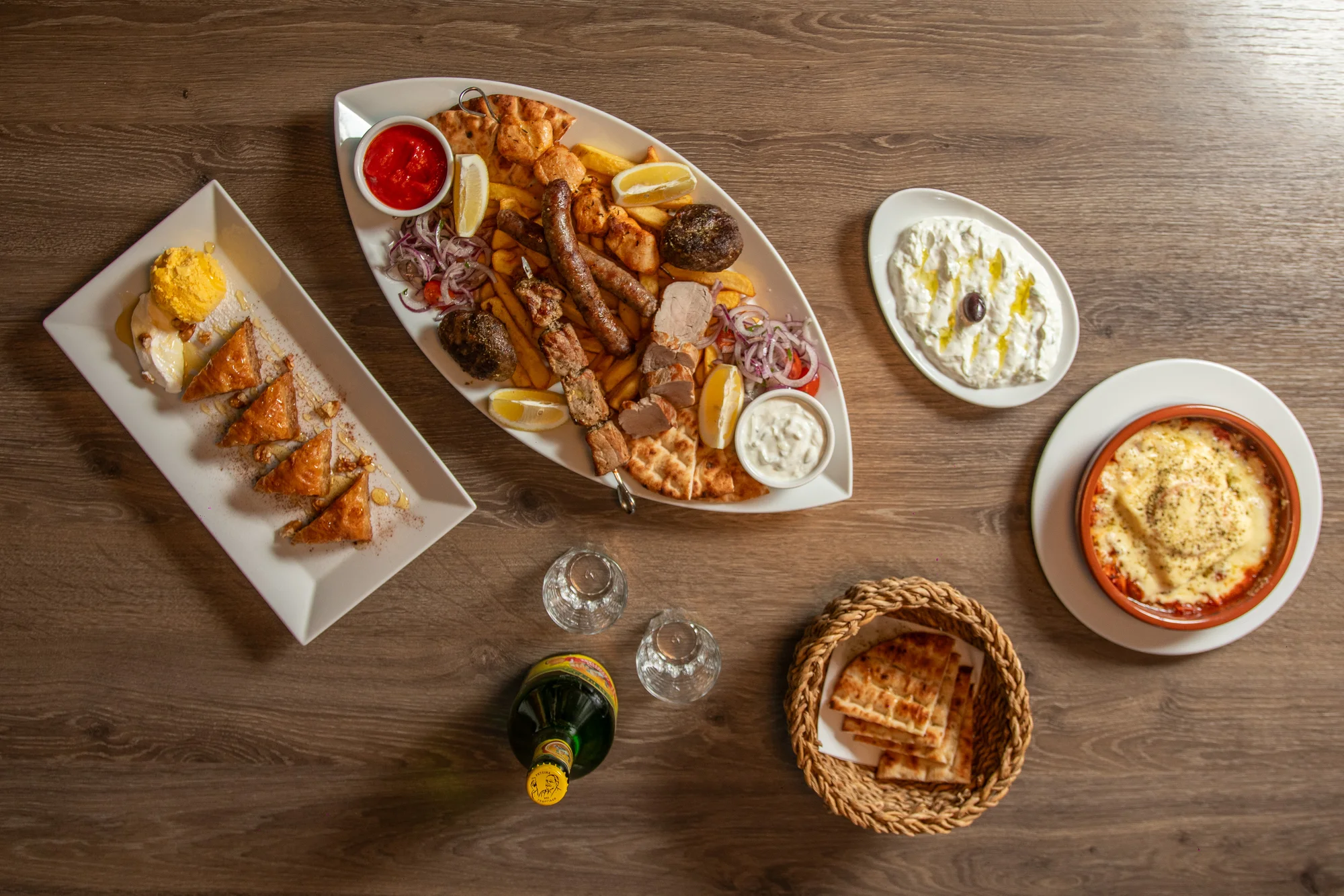 Řecké menu pro 2 osoby: pita, tzatziki, souvlaki, panenka i karbanátky, baklava a lahev vína