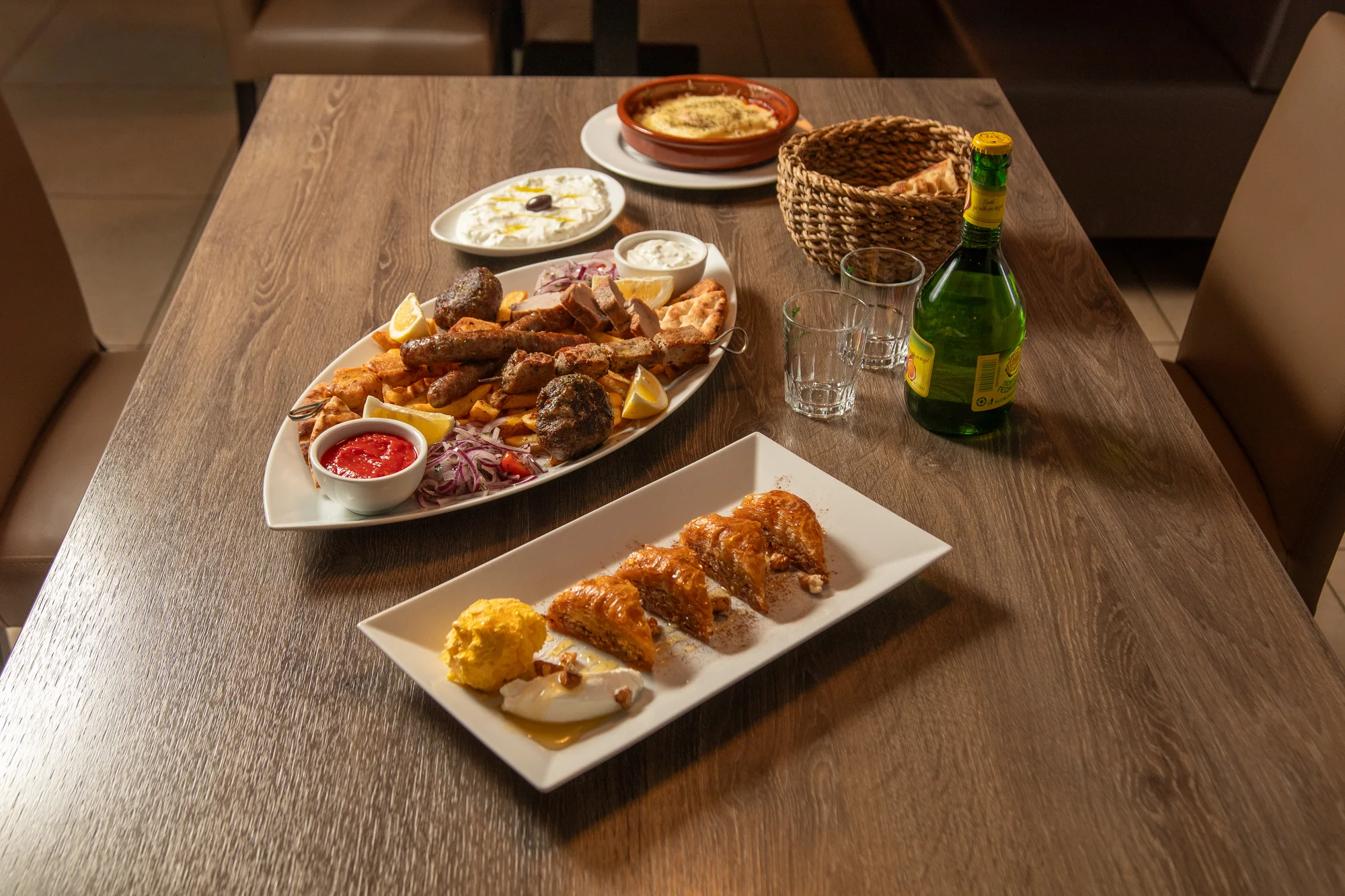 Řecké menu pro 2 osoby: pita, tzatziki, souvlaki, panenka i karbanátky, baklava a lahev vína
