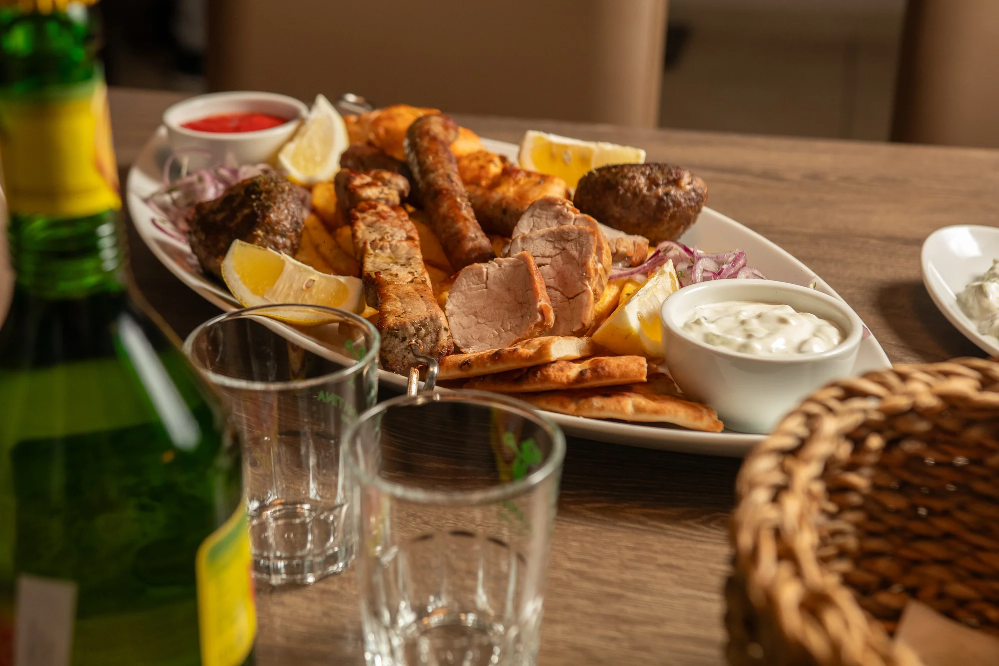 Řecké menu pro 2 osoby: pita, tzatziki, souvlaki, panenka i karbanátky, baklava a lahev vína