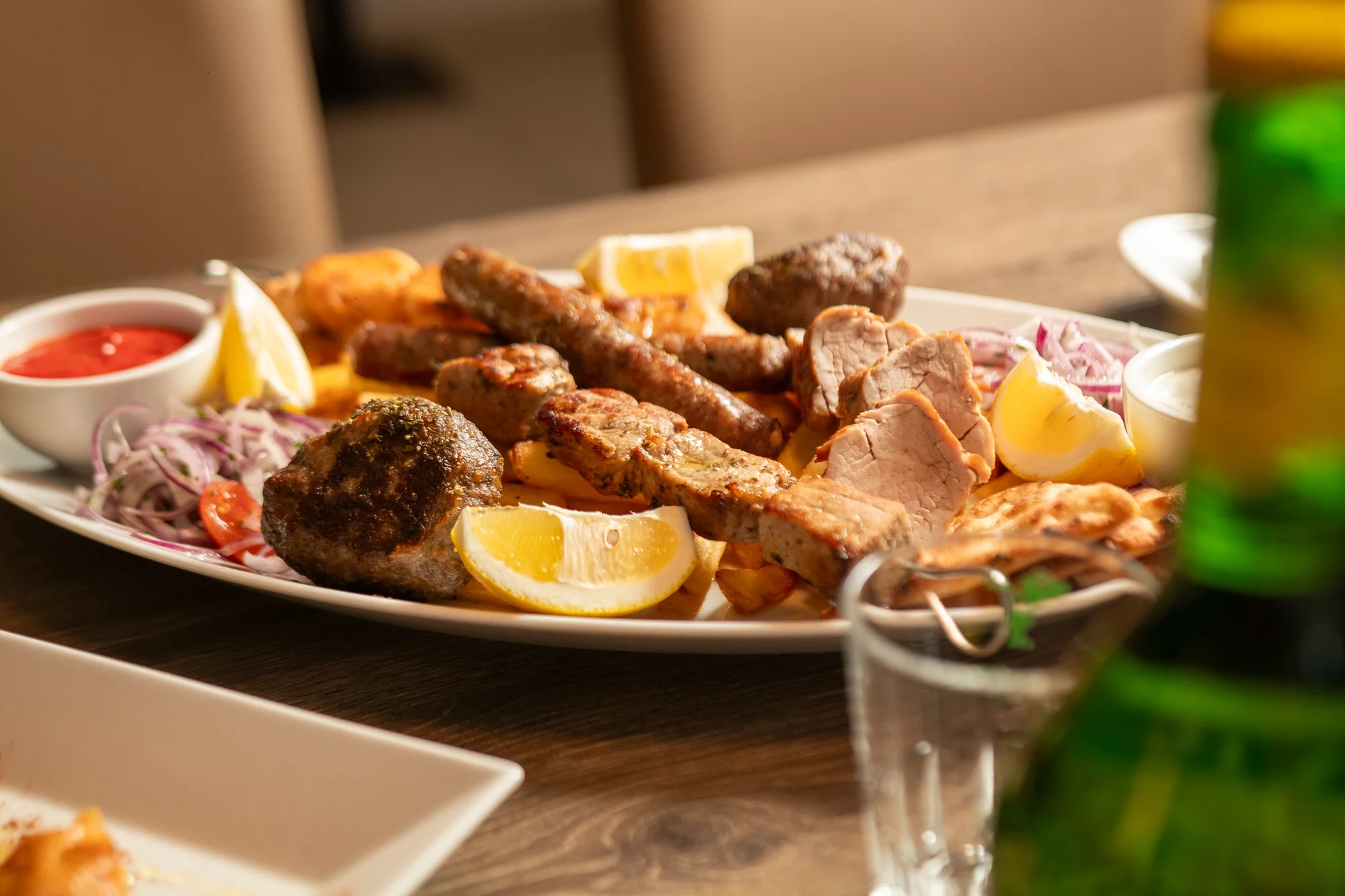 Řecké menu pro 2 osoby: pita, tzatziki, souvlaki, panenka i karbanátky, baklava a lahev vína