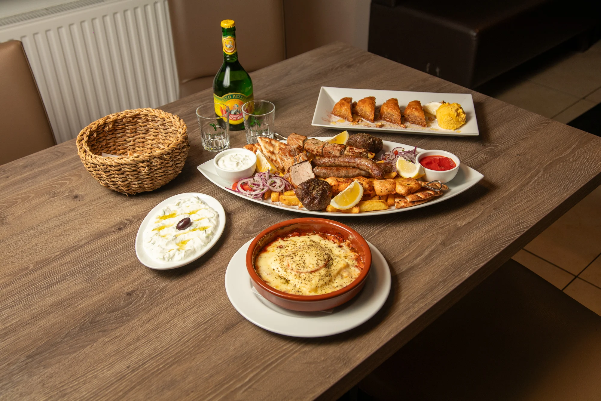 Řecké menu pro 2 osoby: pita, tzatziki, souvlaki, panenka i karbanátky, baklava a lahev vína