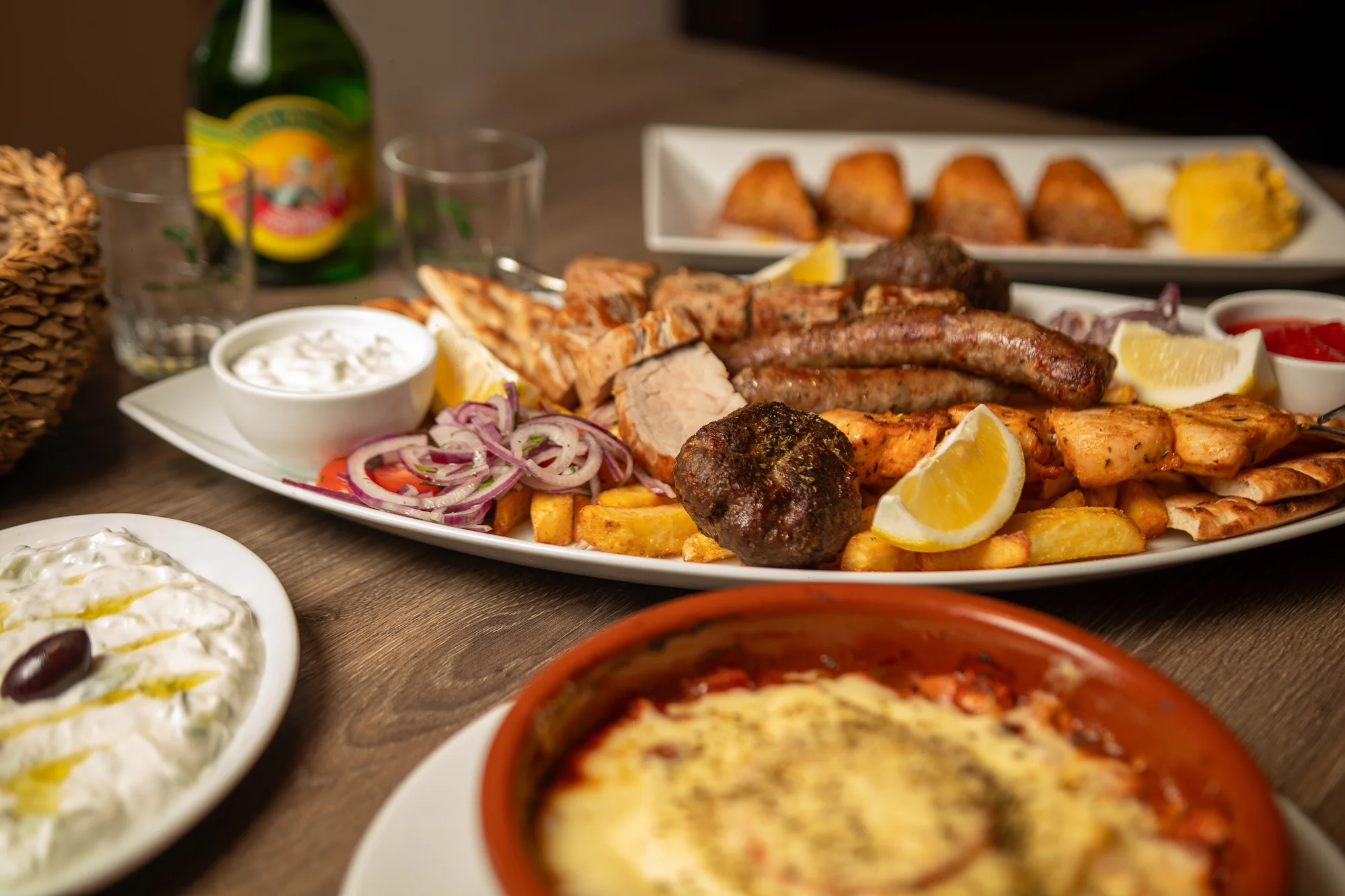 Řecké menu pro 2 osoby: pita, tzatziki, souvlaki, panenka i karbanátky, baklava a lahev vína