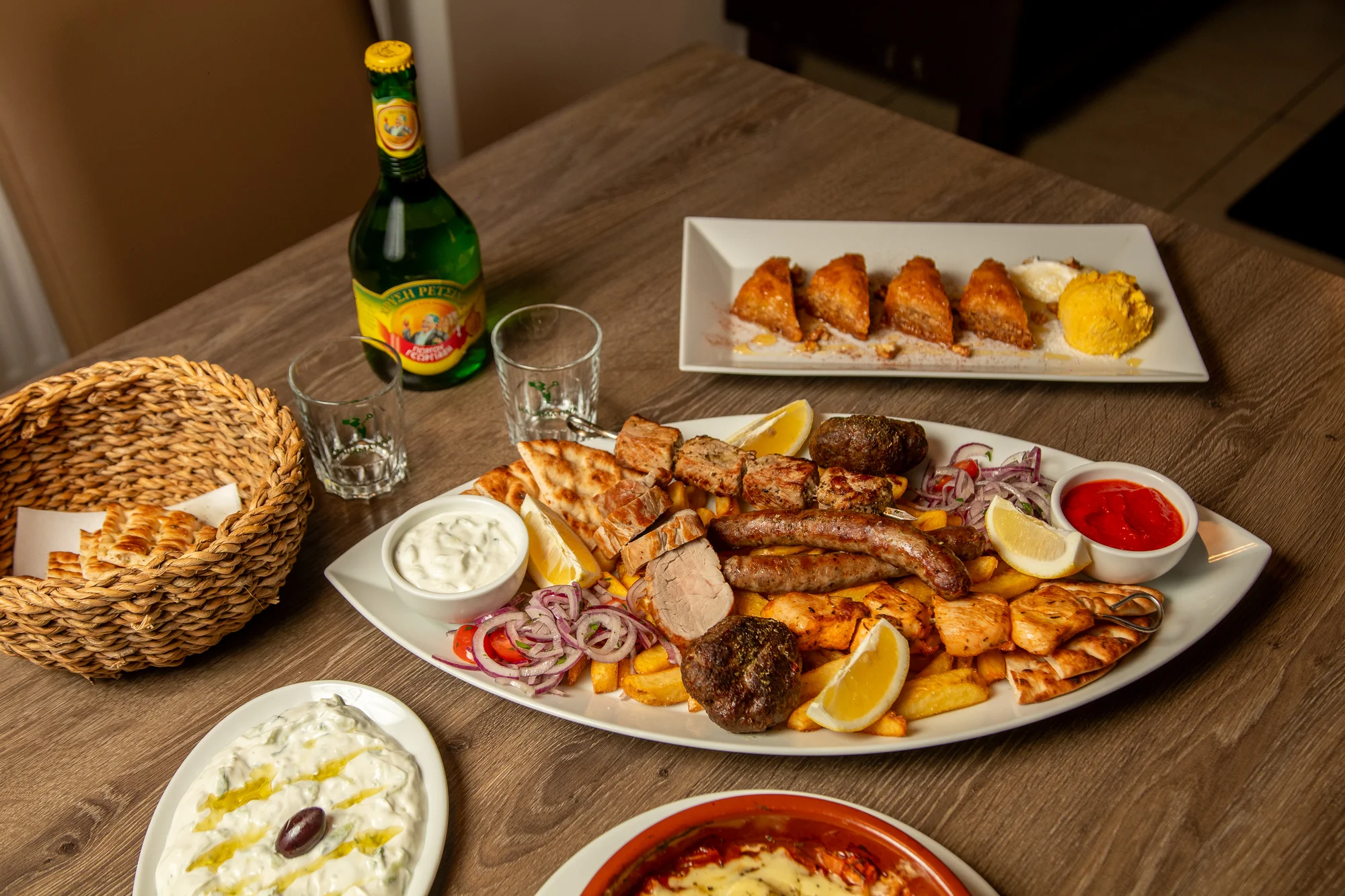 Řecké menu pro 2 osoby: pita, tzatziki, souvlaki, panenka i karbanátky, baklava a lahev vína