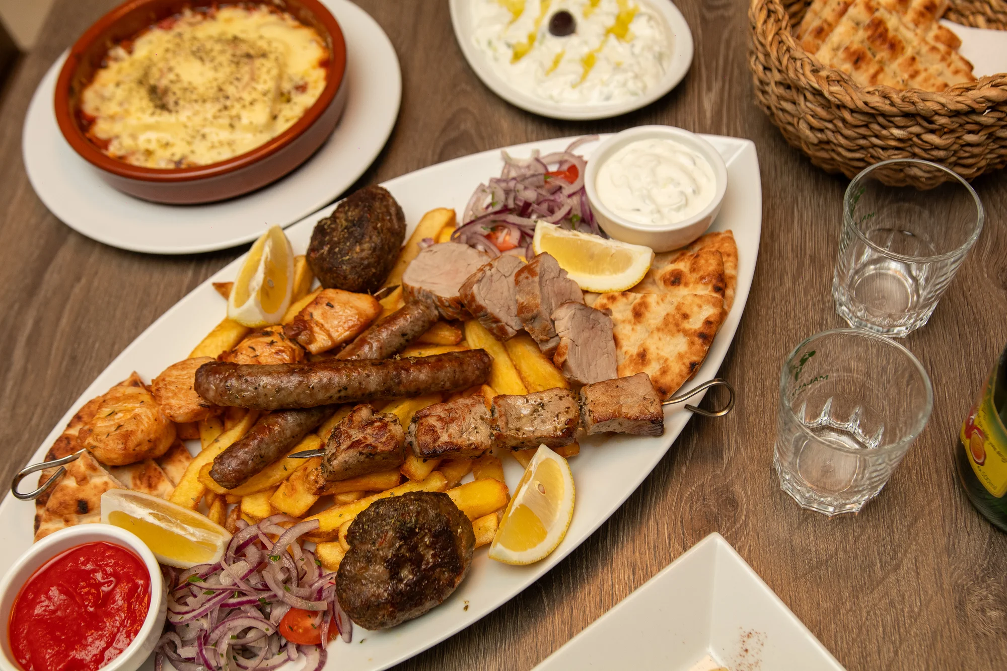 Řecké menu pro 2 osoby: pita, tzatziki, souvlaki, panenka i karbanátky, baklava a lahev vína