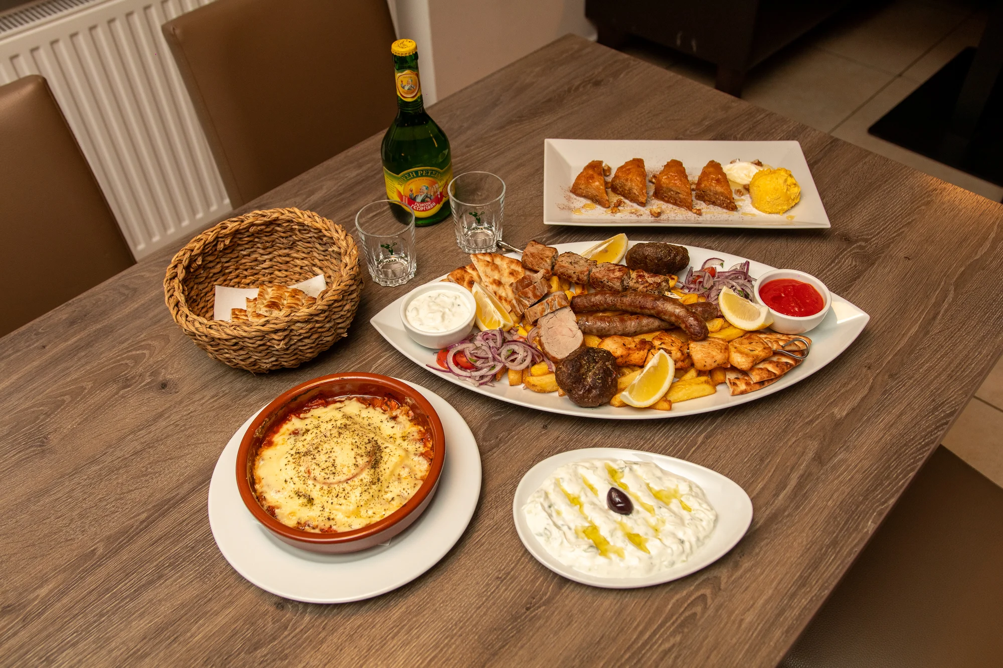 Řecké menu pro 2 osoby: pita, tzatziki, souvlaki, panenka i karbanátky, baklava a lahev vína