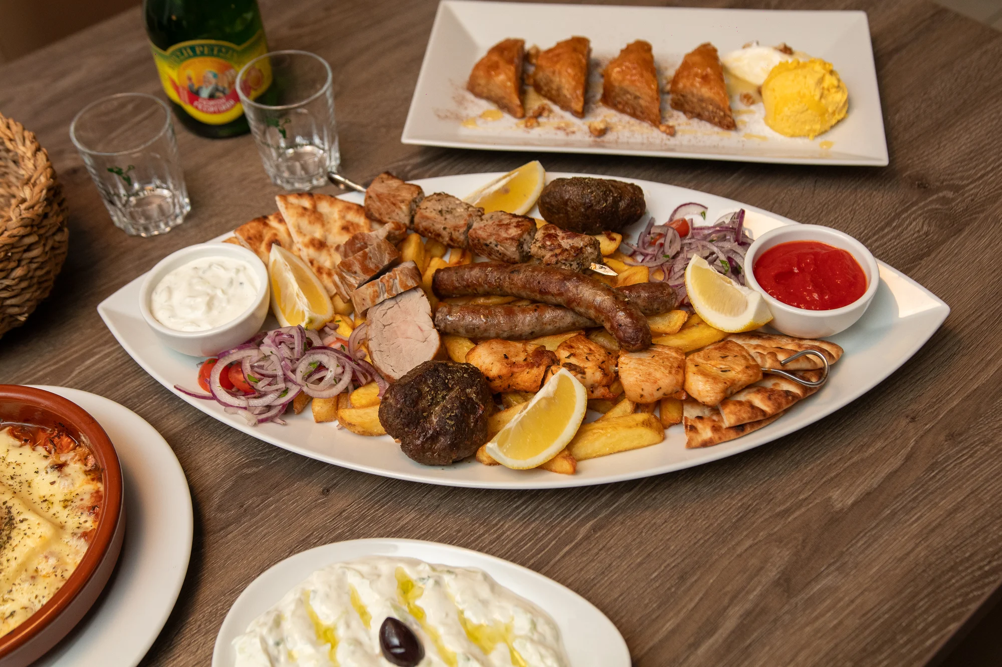 Řecké menu pro 2 osoby: pita, tzatziki, souvlaki, panenka i karbanátky, baklava a lahev vína