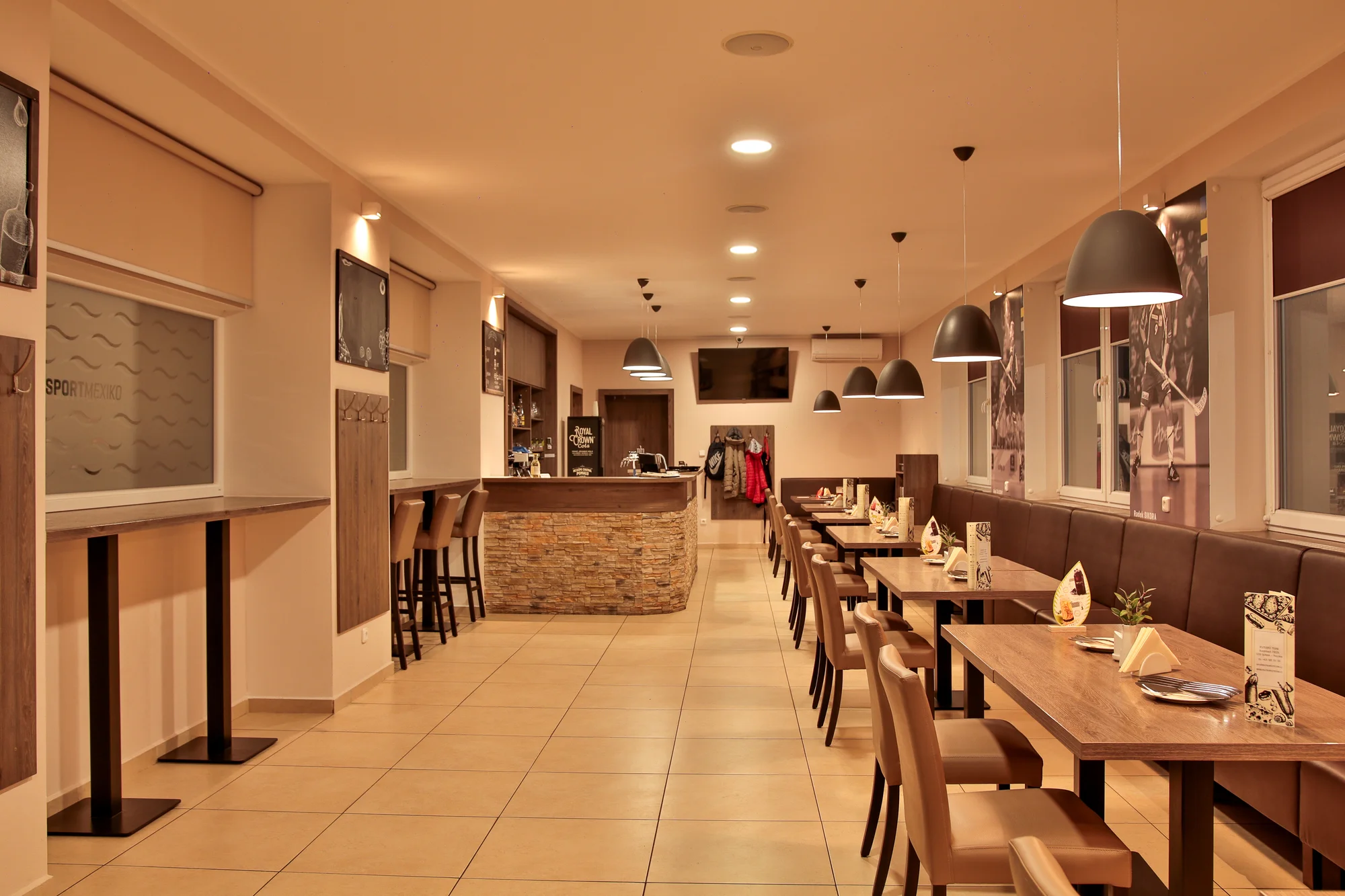 Řecké menu pro 2 osoby: pita, tzatziki, souvlaki, panenka i karbanátky, baklava a lahev vína