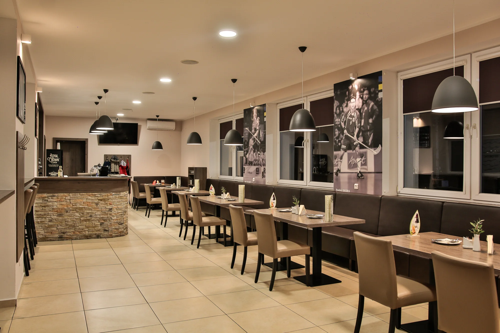 Řecké menu pro 2 osoby: pita, tzatziki, souvlaki, panenka i karbanátky, baklava a lahev vína