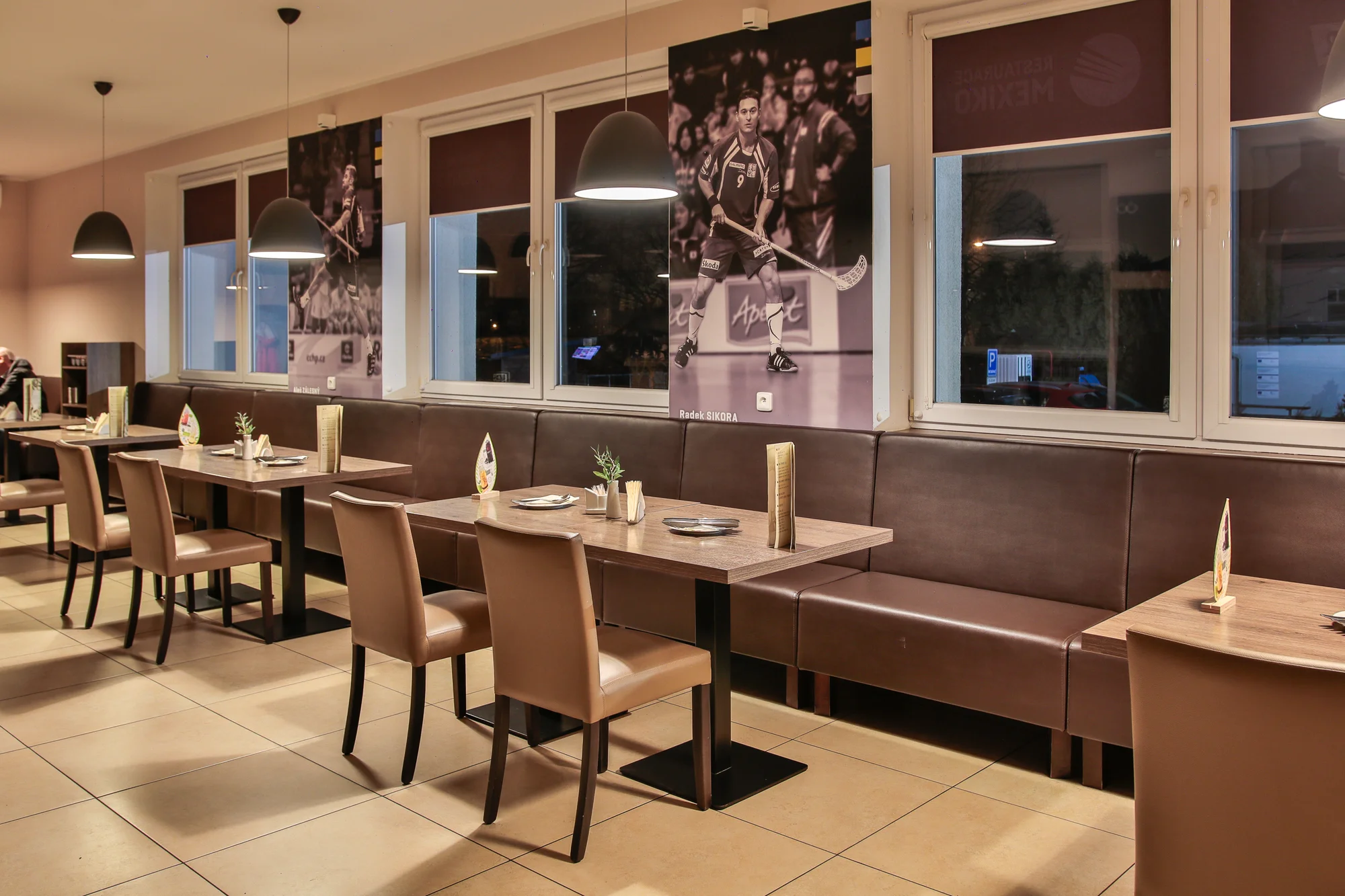 Řecké menu pro 2 osoby: pita, tzatziki, souvlaki, panenka i karbanátky, baklava a lahev vína