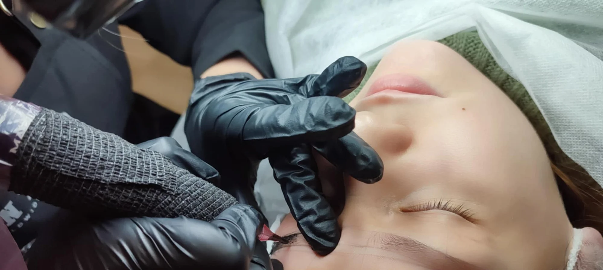 Perfektně nalíčená každý den: permanentní make-up očních linek, rtů i obočí