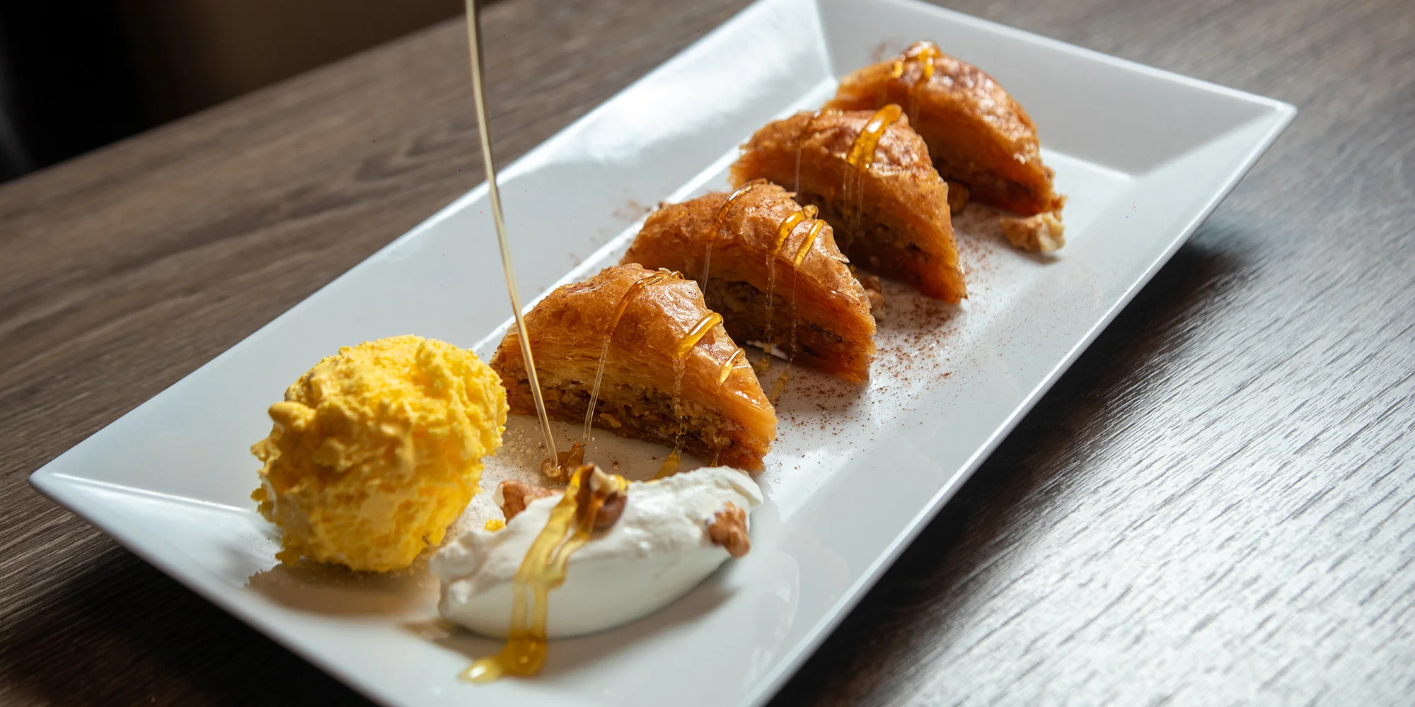 Řecké menu pro 2 osoby: pita, tzatziki, souvlaki, panenka i karbanátky, baklava a lahev vína