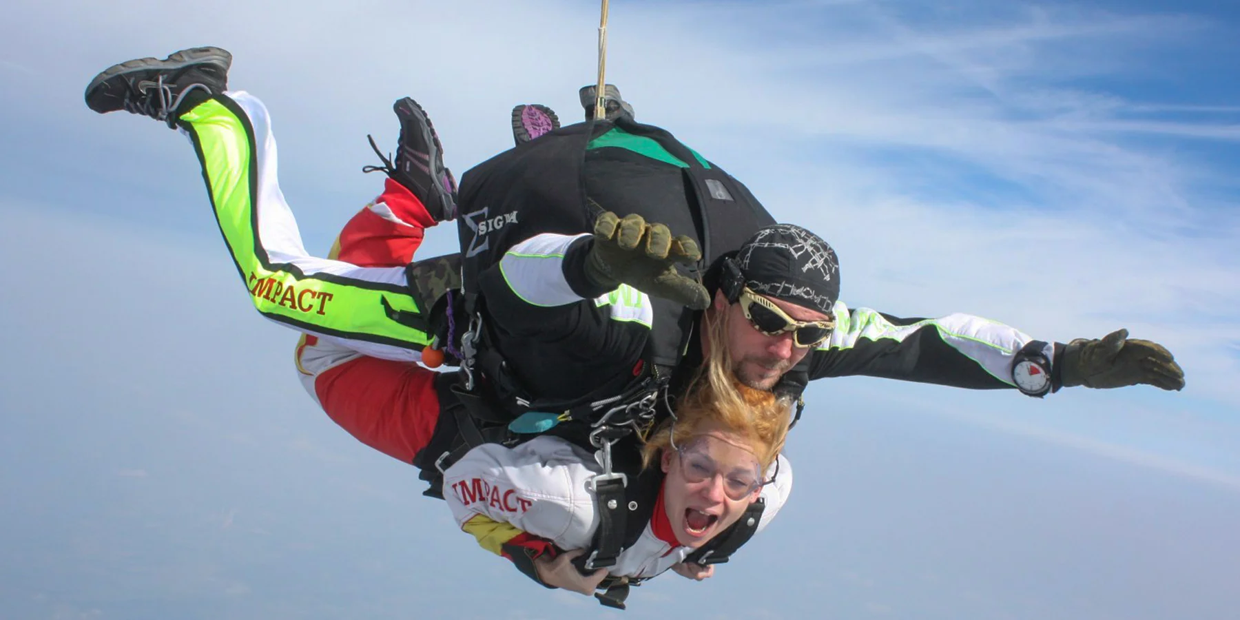 Tandemový seskok s padákem z výšky 3 200 m i vč. videozáznamu