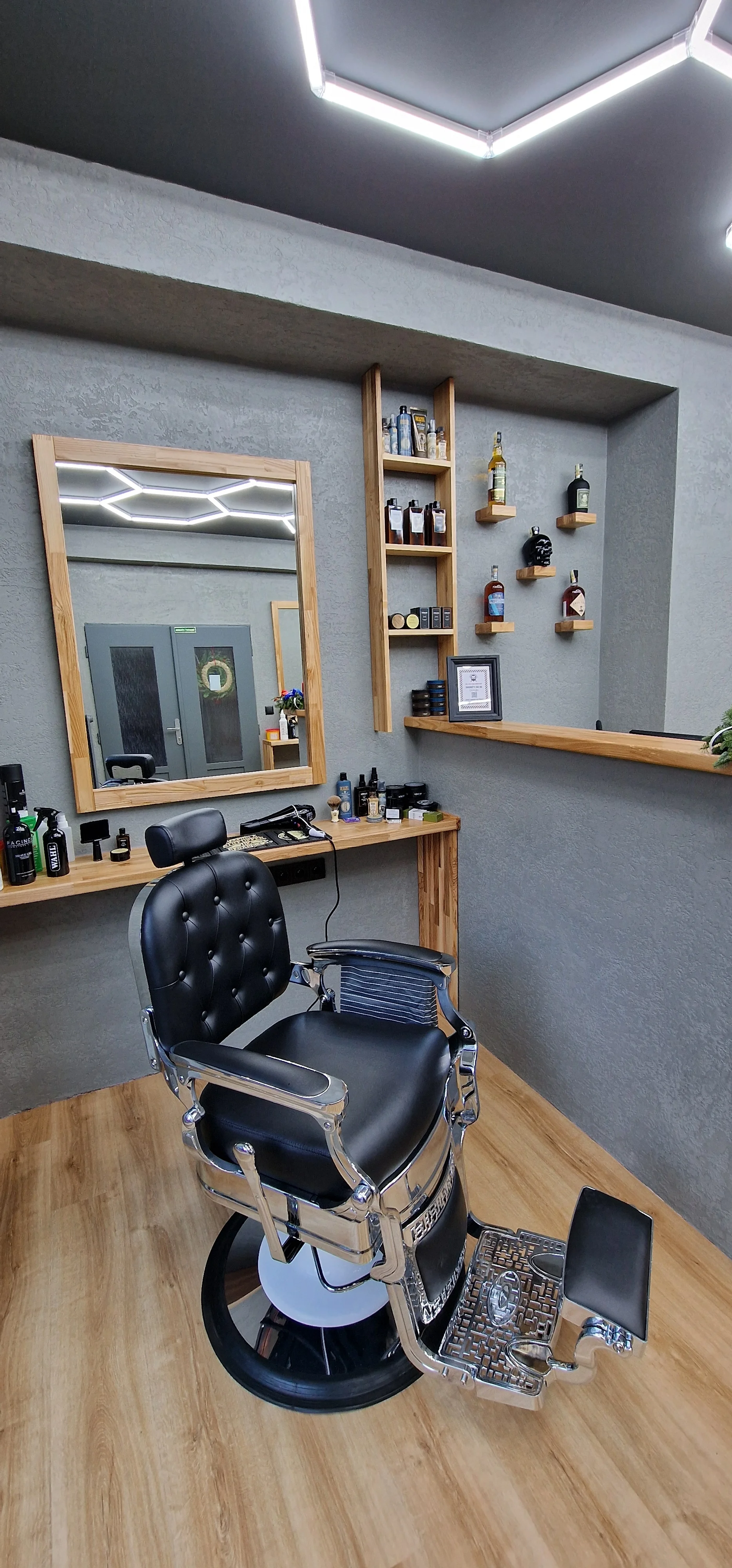 Rebell Barbers v Holešovicích: základní střih, úprava vousů i komplet balíček