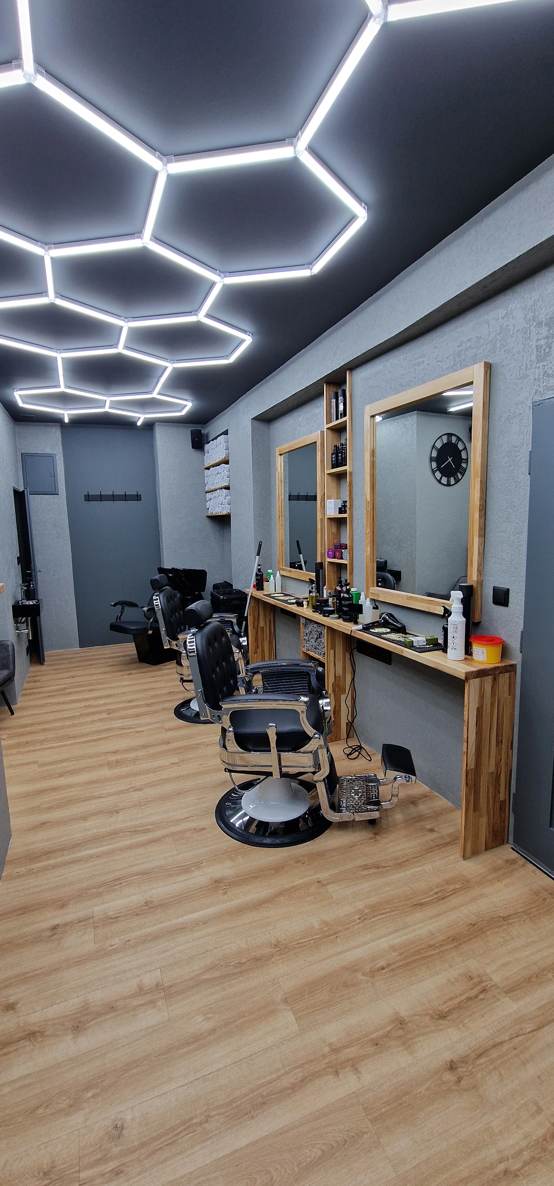 Rebell Barbers v Holešovicích: základní střih, úprava vousů i komplet balíček