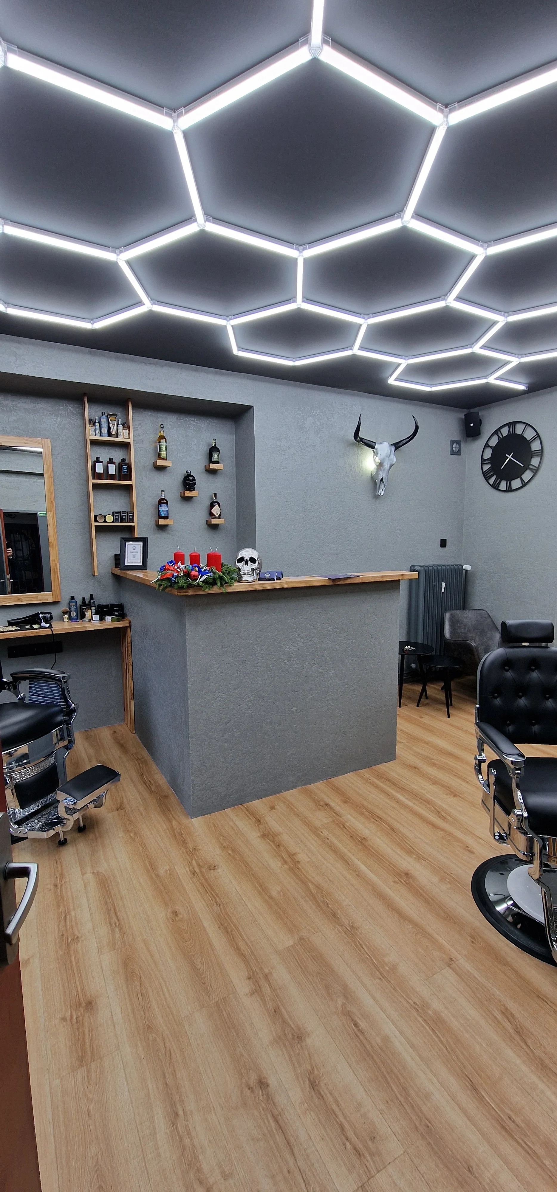 Rebell Barbers v Holešovicích: základní střih, úprava vousů i komplet balíček