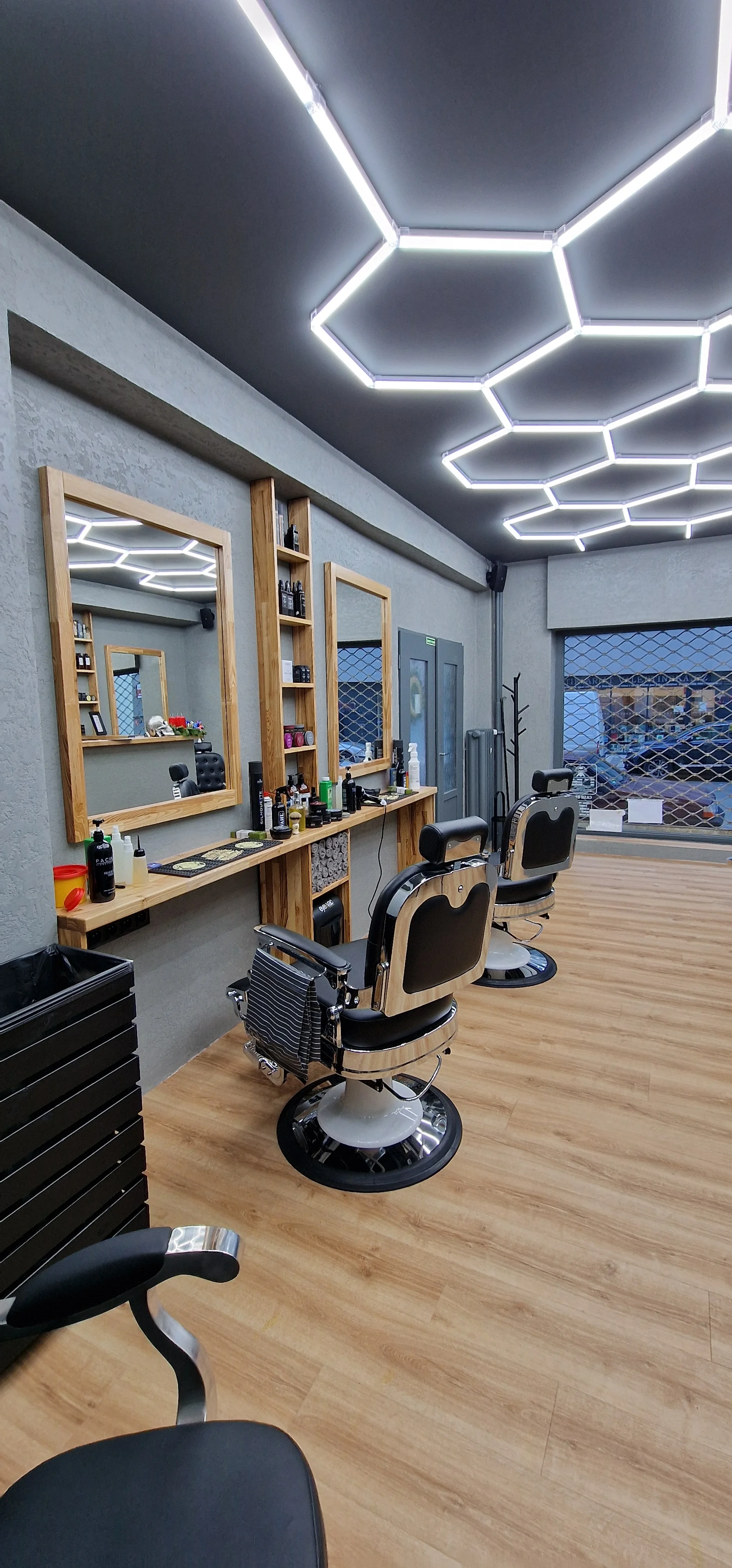 Rebell Barbers v Holešovicích: základní střih, úprava vousů i komplet balíček