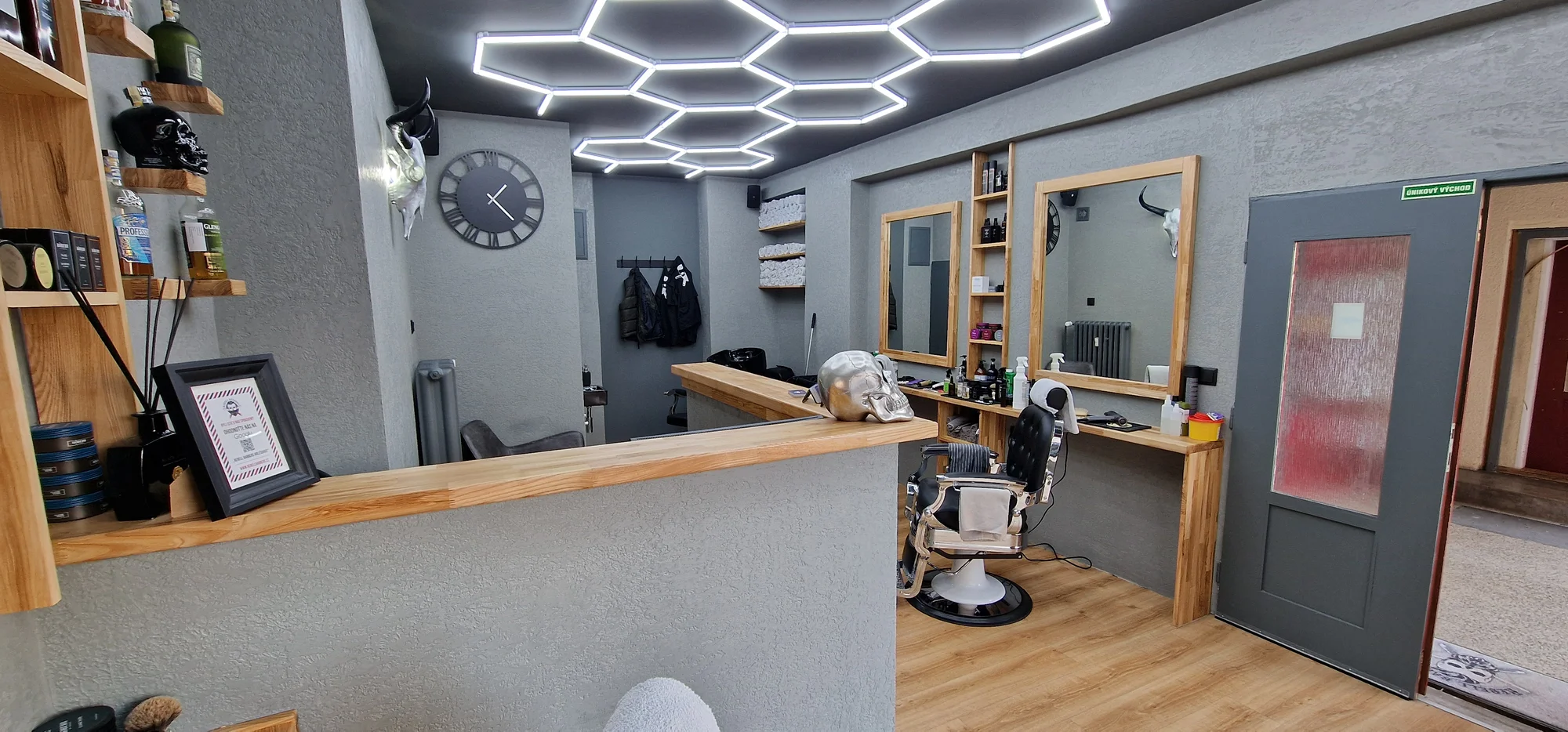 Rebell Barbers v Holešovicích: základní střih, úprava vousů i komplet balíček