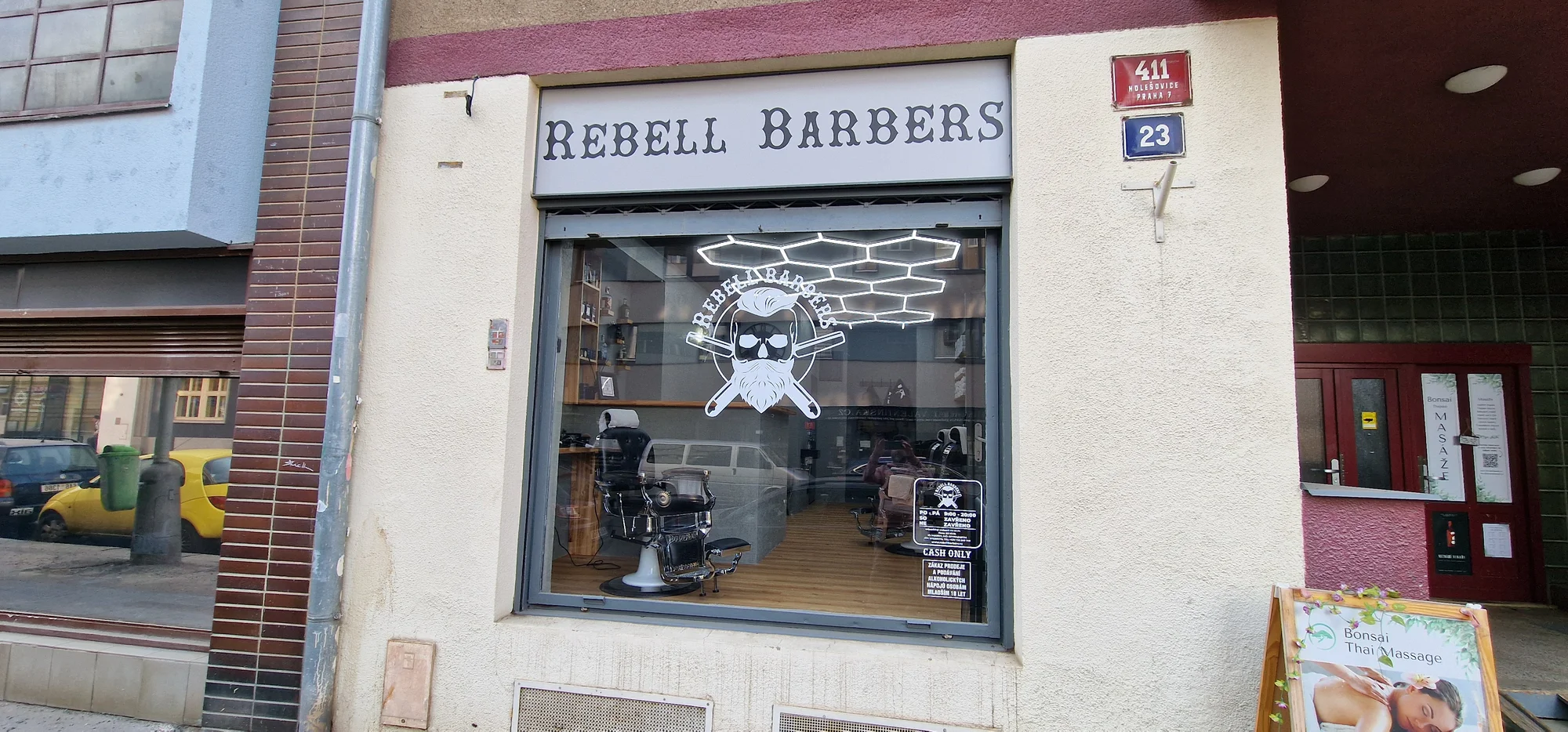 Rebell Barbers v Holešovicích: základní střih, úprava vousů i komplet balíček