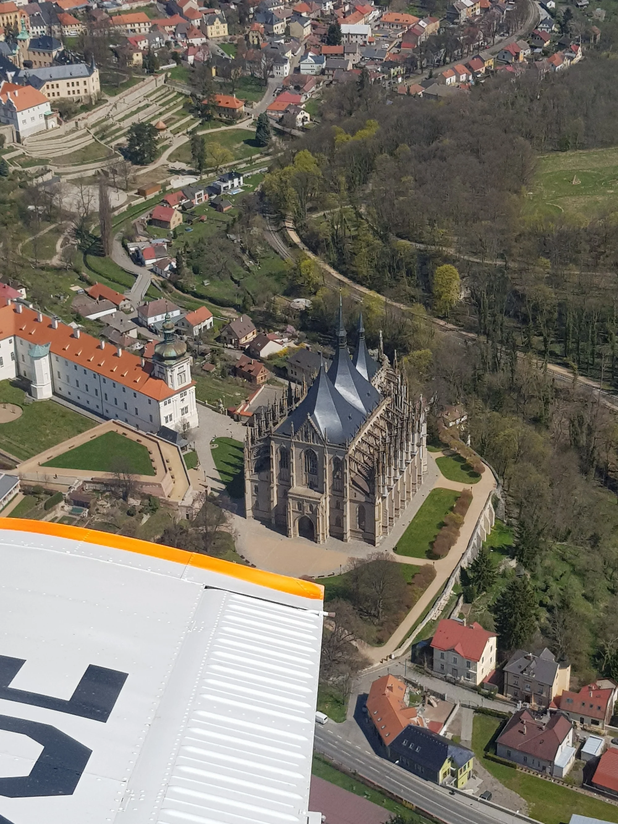 Vyleťte nad mraky: 20-60min. seznamovací let s pilotováním na zkoušku