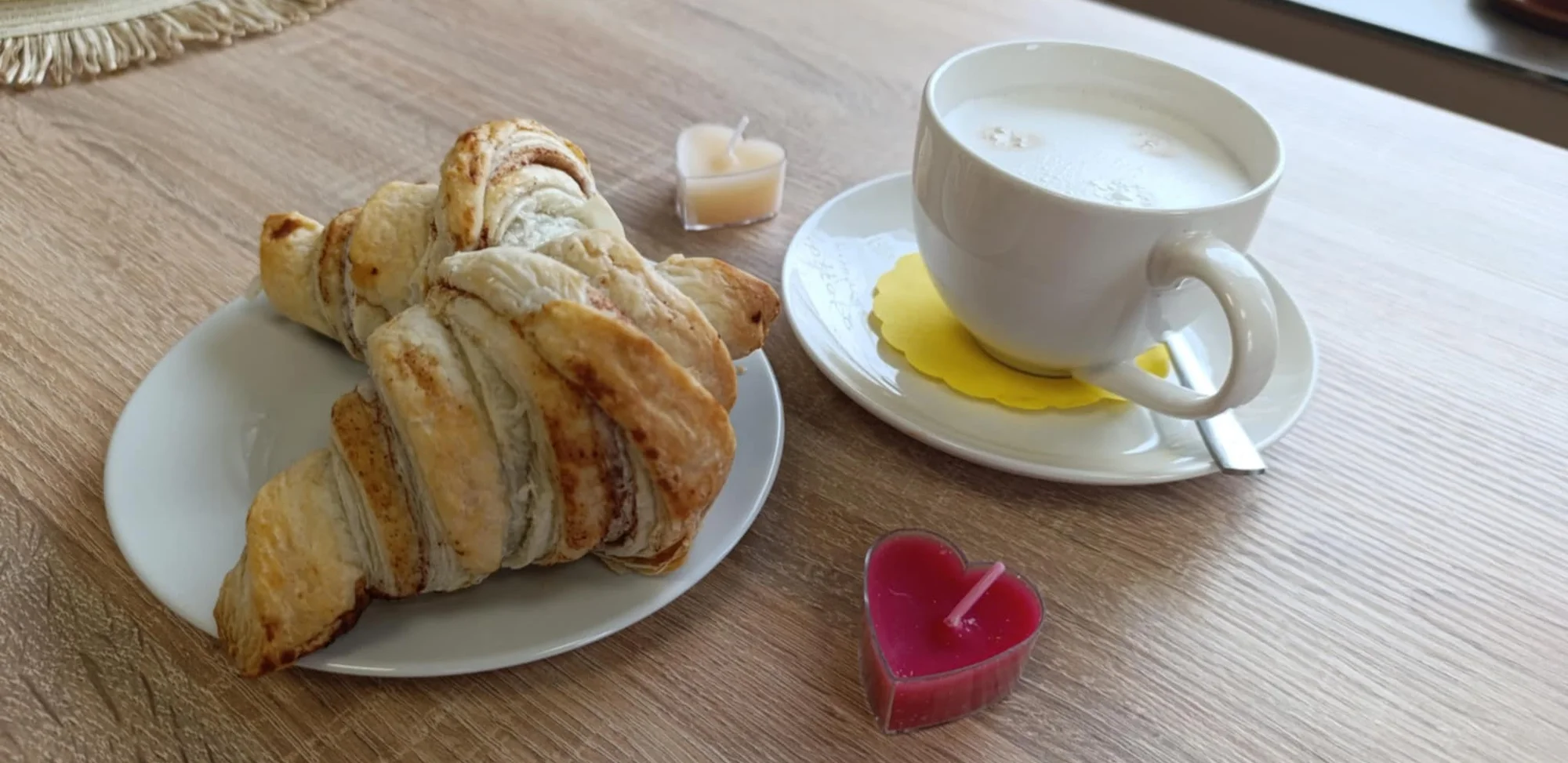 Káva nebo prosecco a cheesecake či skořicový croissant u centra Olomouce