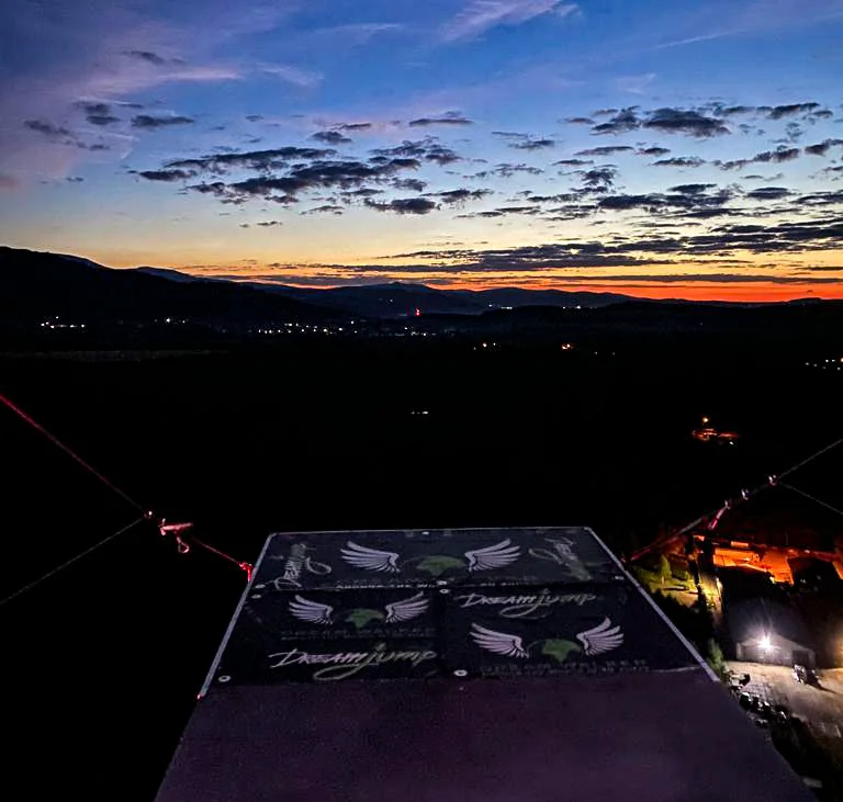 Seskok na laně z Giant Tower s výškou 100 m nedaleko polské Karpacze