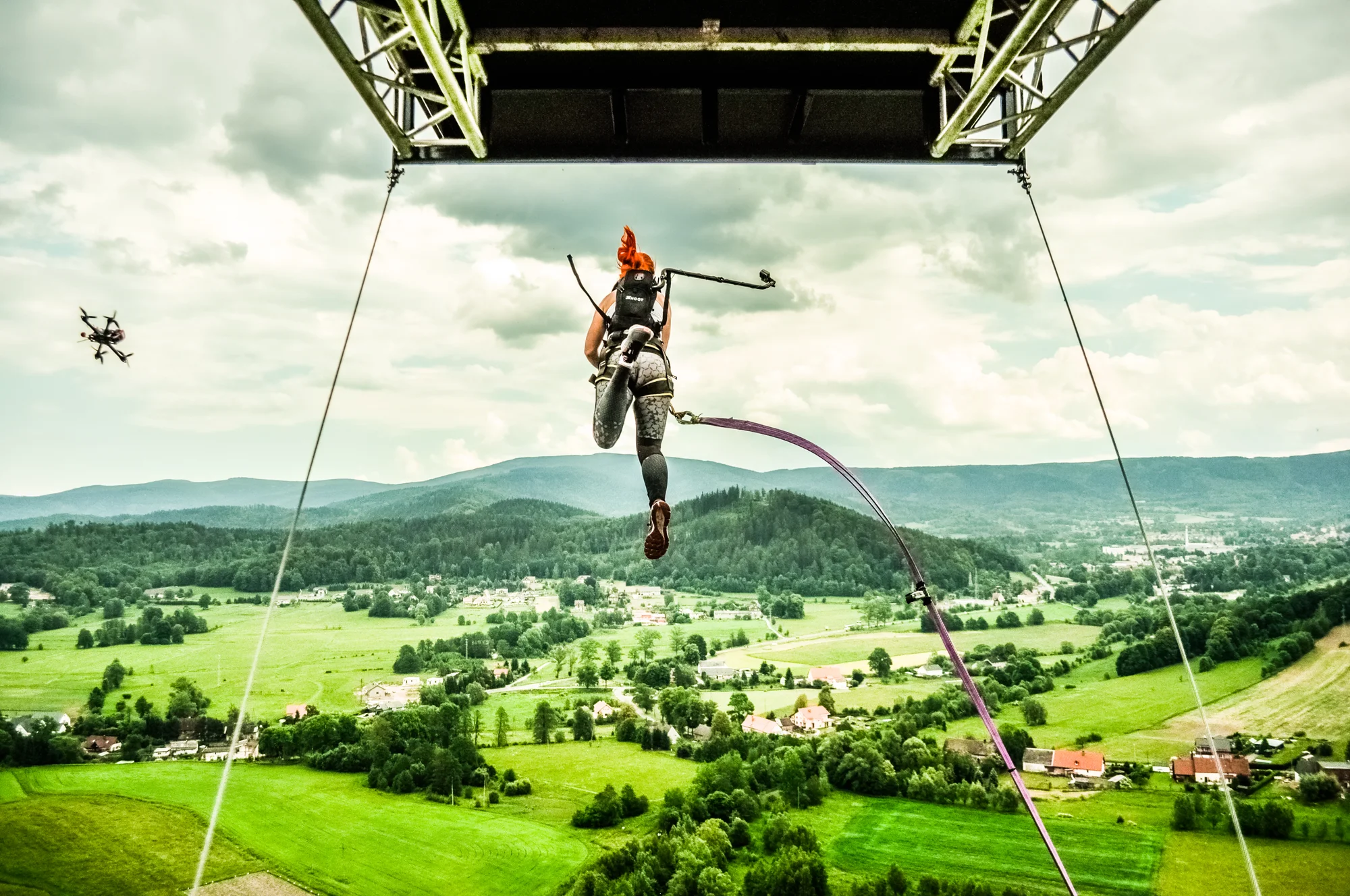 Seskok na laně z Giant Tower s výškou 100 m nedaleko polské Karpacze