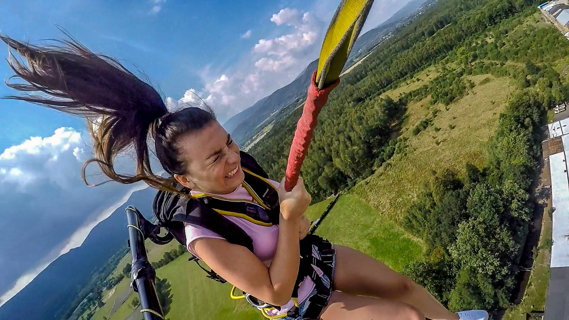 Seskok na laně z Giant Tower s výškou 100 m nedaleko polské Karpacze