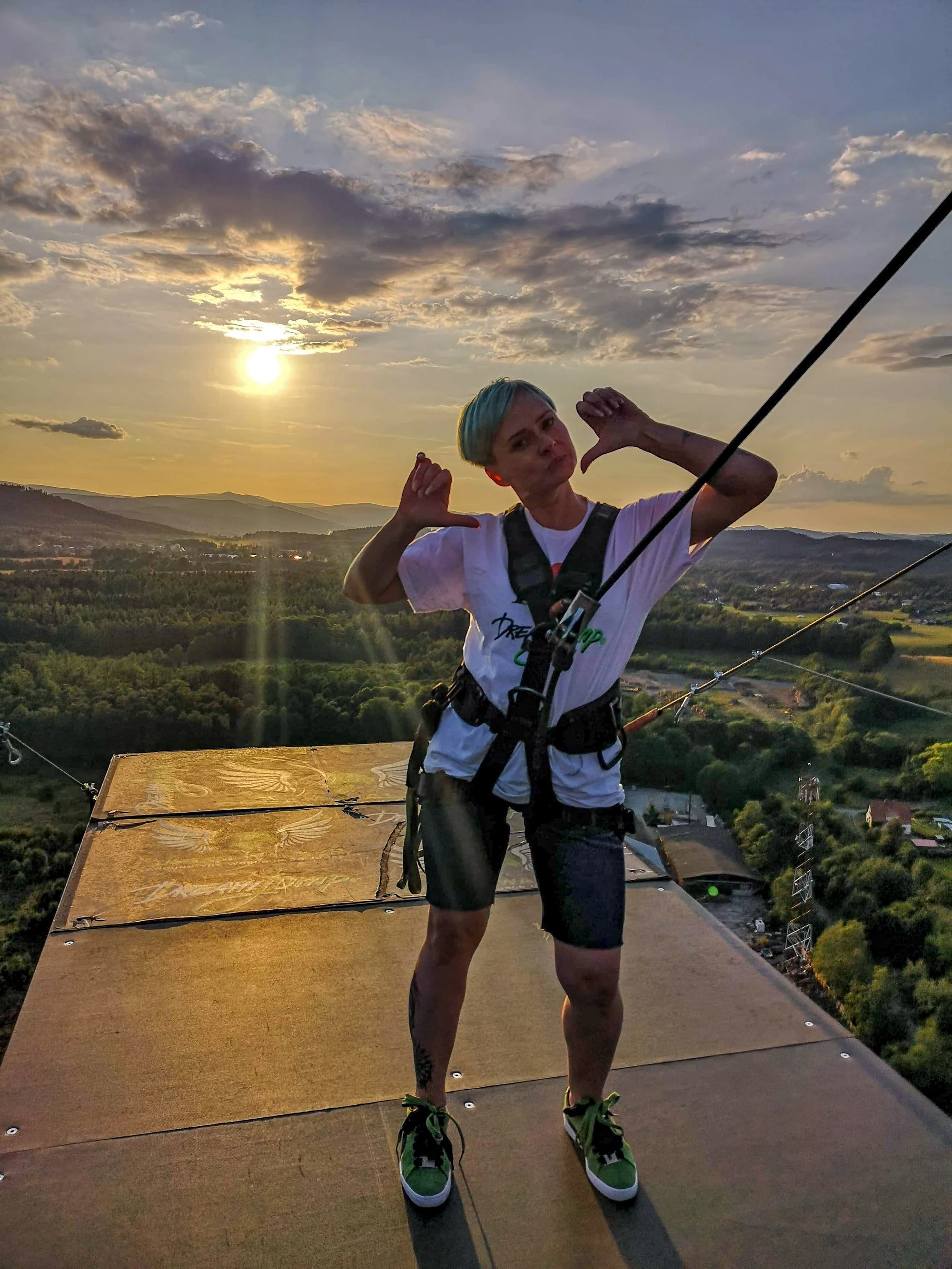 Seskok na laně z Giant Tower s výškou 100 m nedaleko polské Karpacze