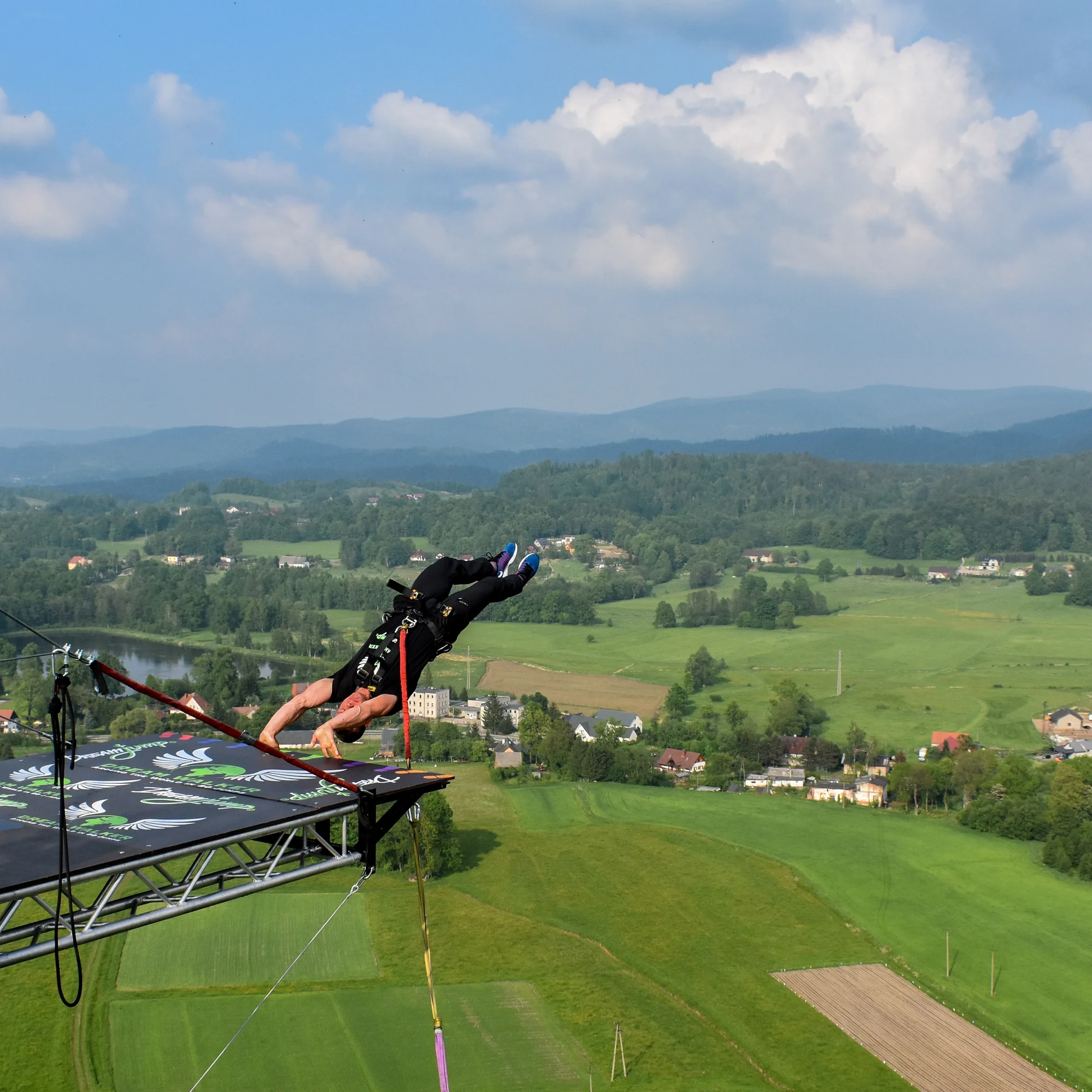 Seskok na laně z Giant Tower s výškou 100 m nedaleko polské Karpacze