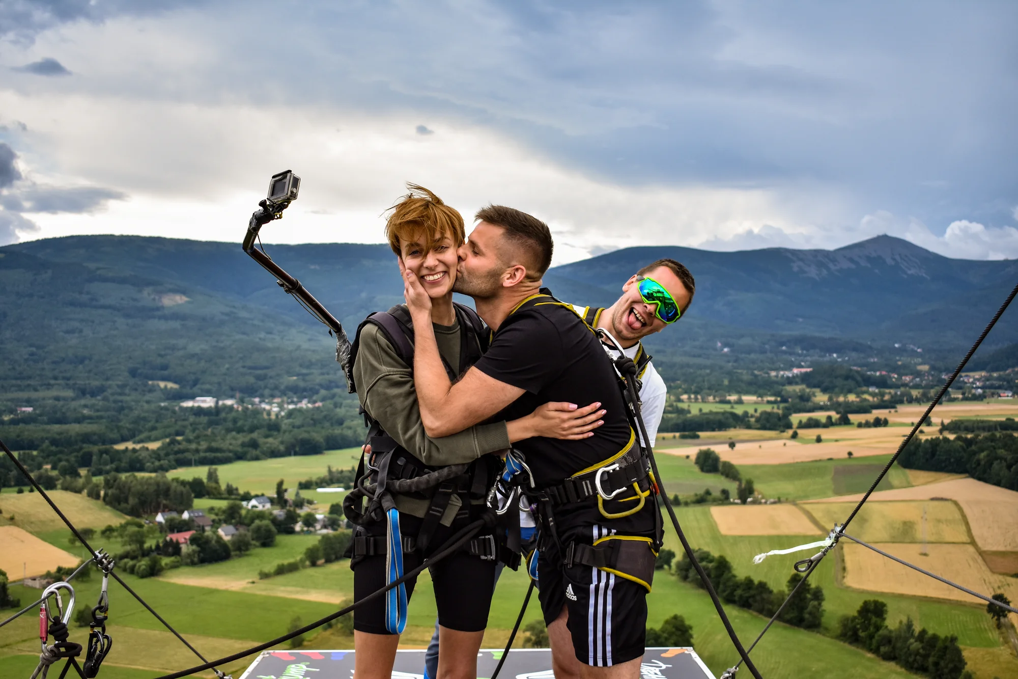 Seskok na laně z Giant Tower s výškou 100 m nedaleko polské Karpacze