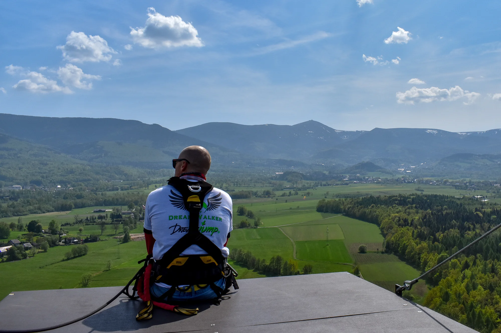 Seskok na laně z Giant Tower s výškou 100 m nedaleko polské Karpacze