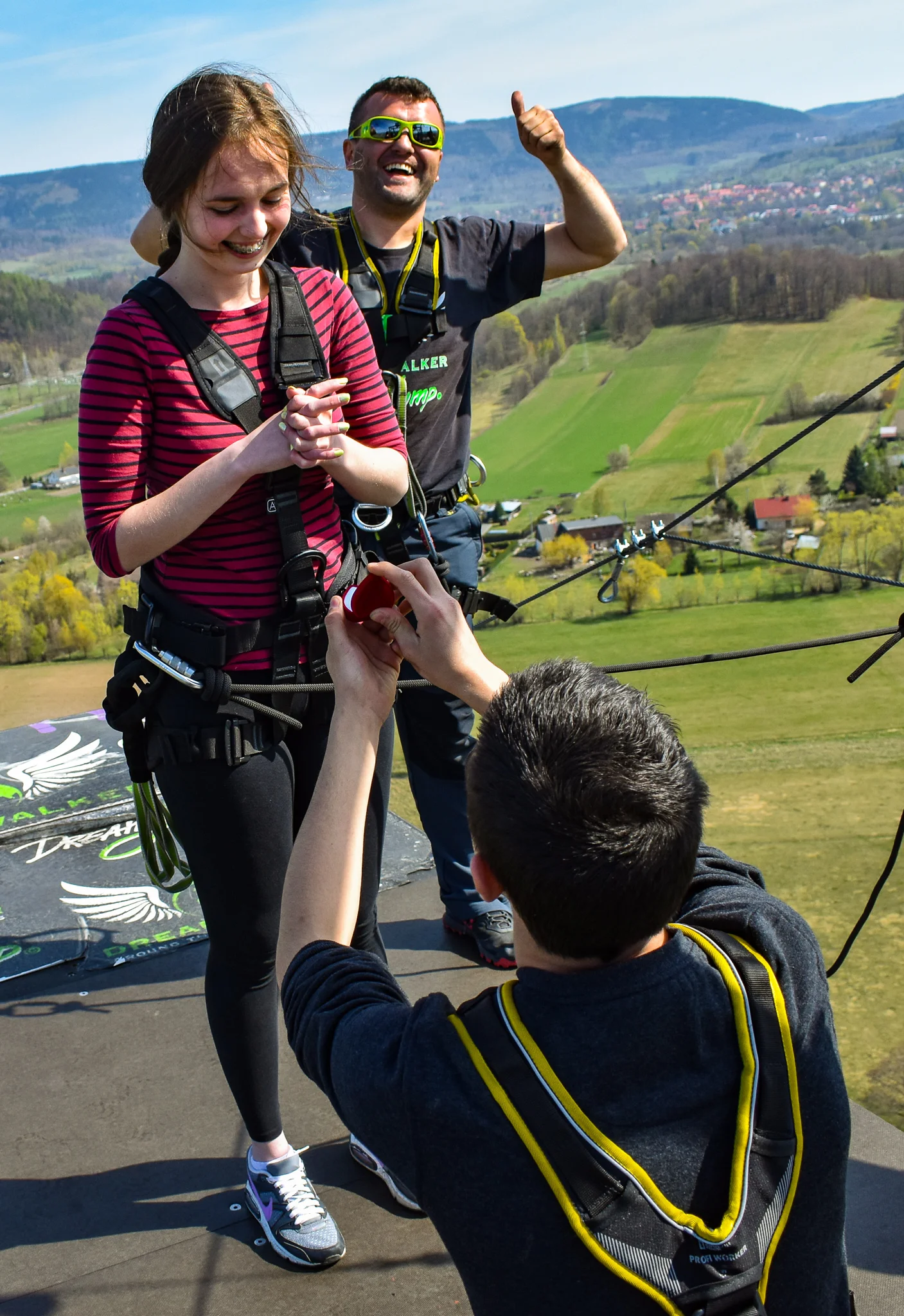 Seskok na laně z Giant Tower s výškou 100 m nedaleko polské Karpacze