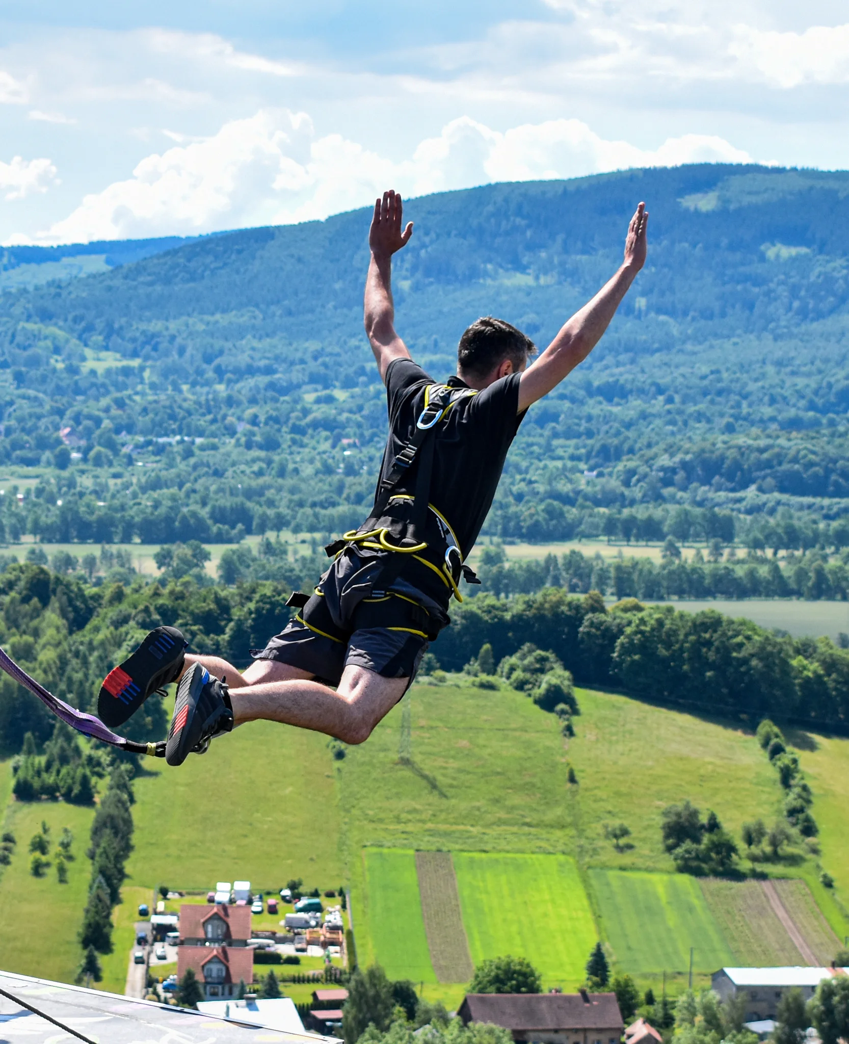 Seskok na laně z Giant Tower s výškou 100 m nedaleko polské Karpacze