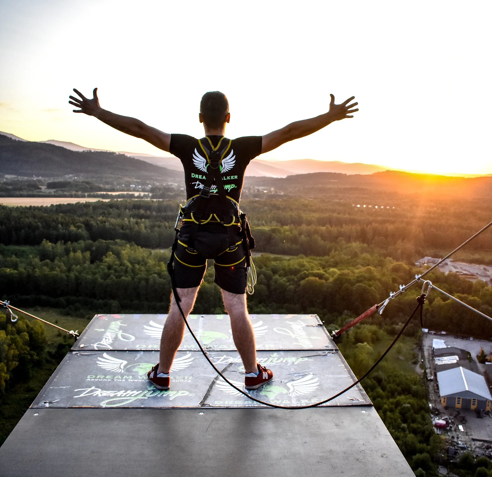 Seskok na laně z Giant Tower s výškou 100 m nedaleko polské Karpacze