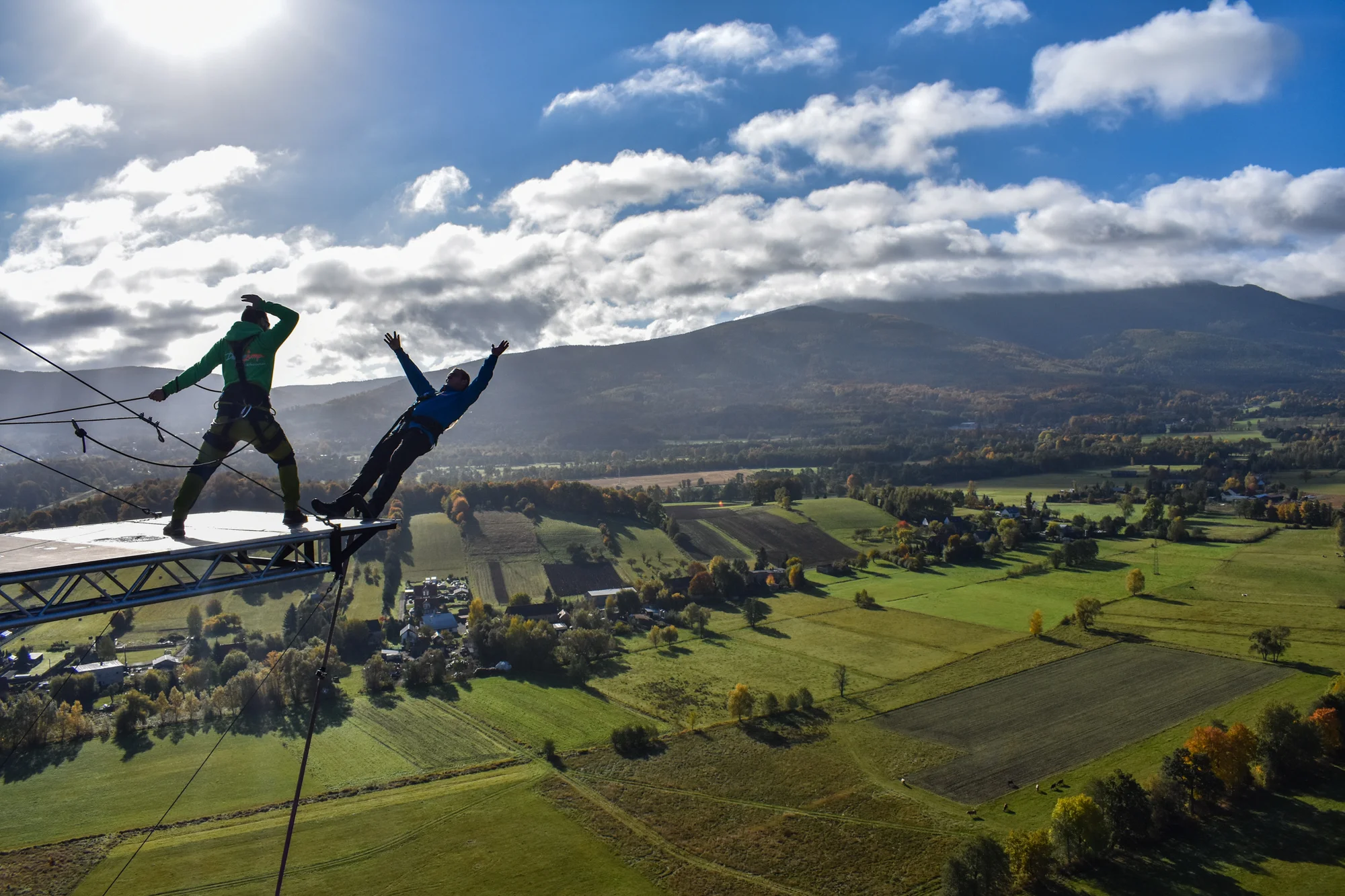 Seskok na laně z Giant Tower s výškou 100 m nedaleko polské Karpacze