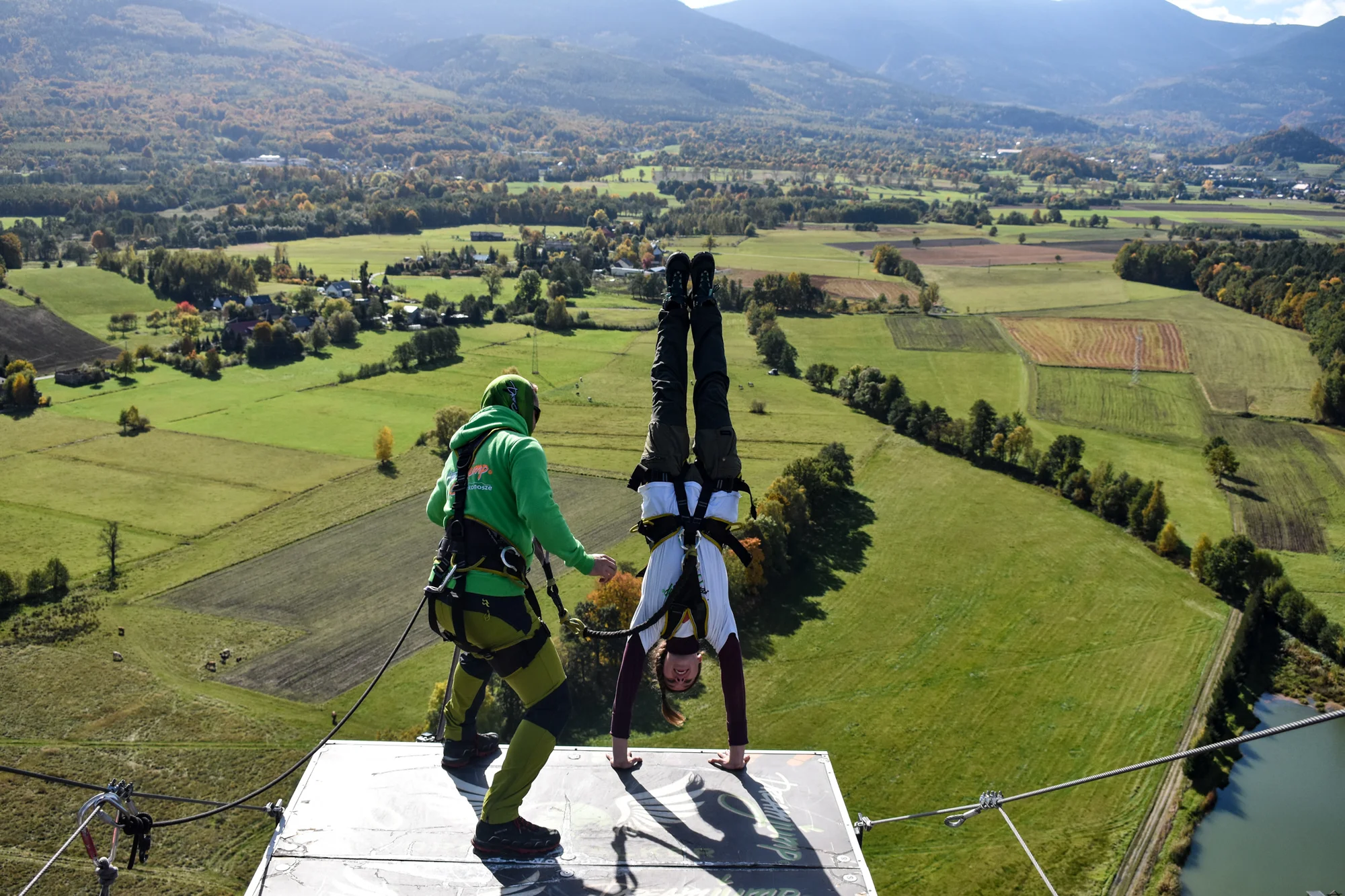 Seskok na laně z Giant Tower s výškou 100 m nedaleko polské Karpacze
