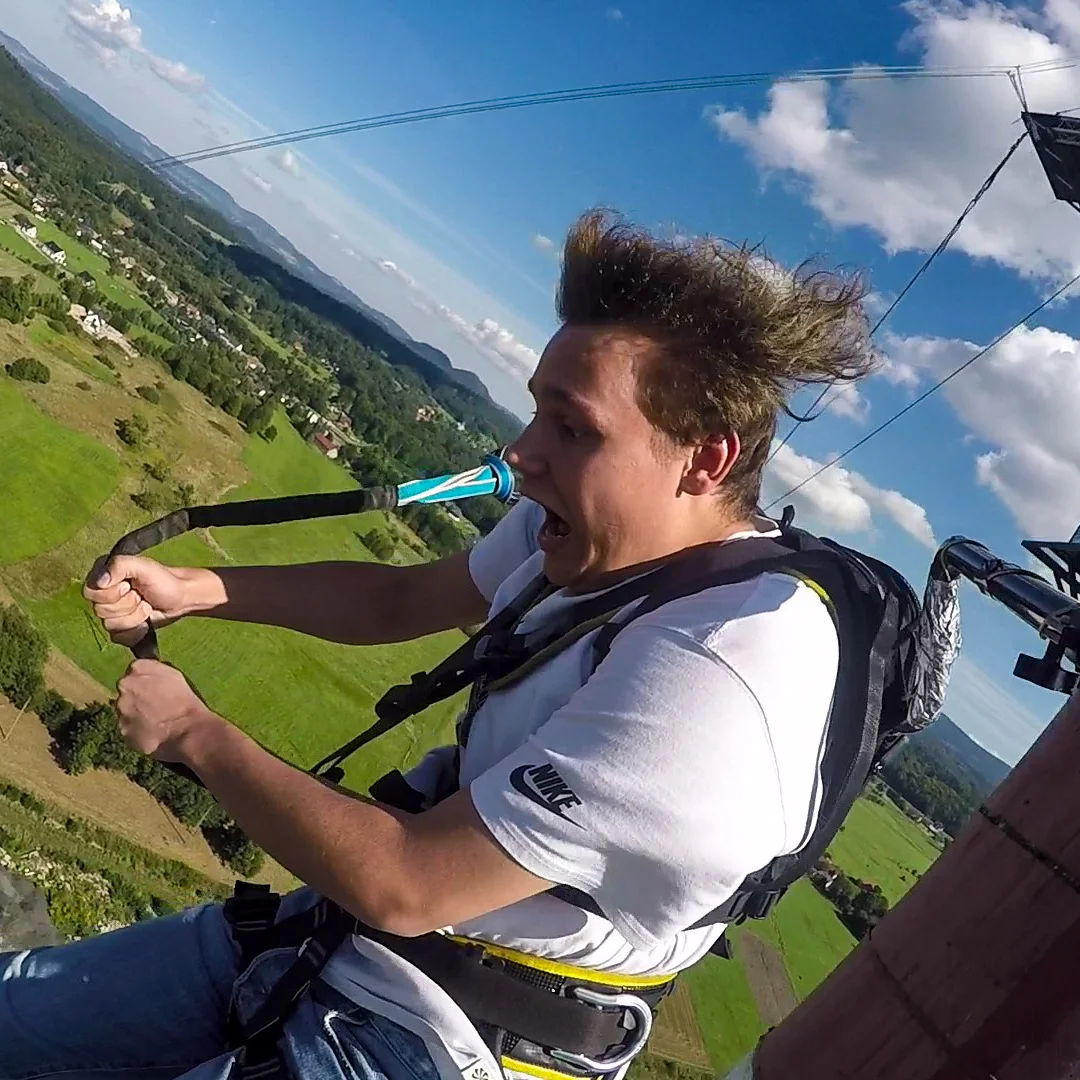 Seskok na laně z Giant Tower s výškou 100 m nedaleko polské Karpacze
