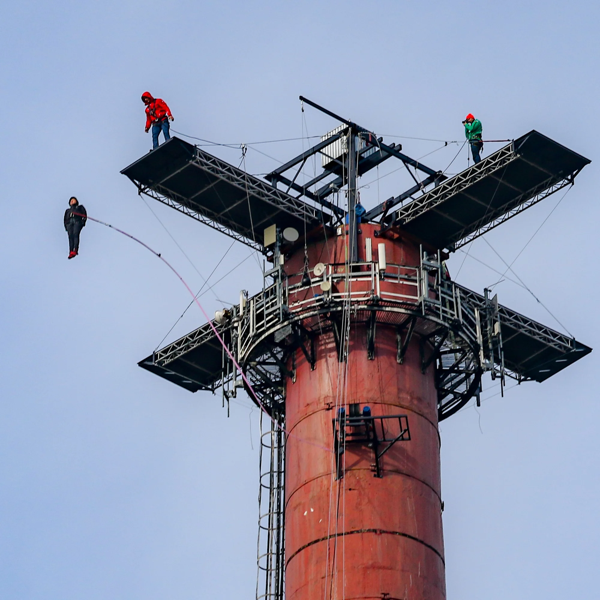 Seskok na laně z Giant Tower s výškou 100 m nedaleko polské Karpacze