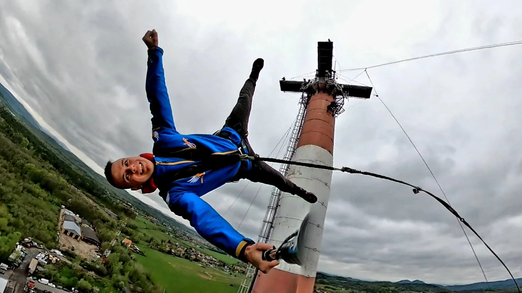Seskok na laně z Giant Tower s výškou 100 m nedaleko polské Karpacze